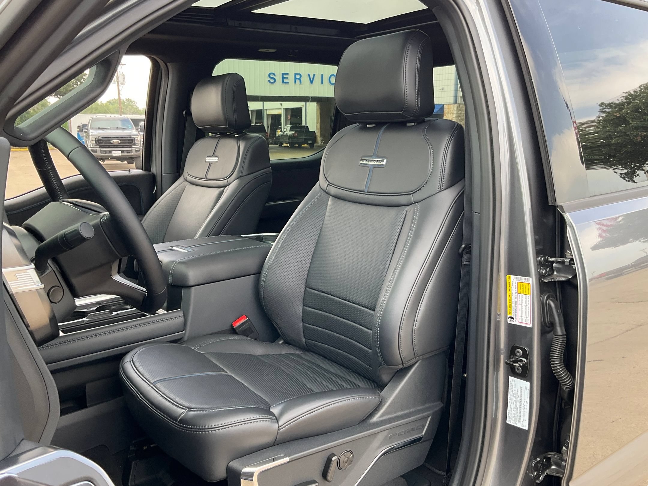 2026 Ford F-350 Super Duty Platinum - Photo 8