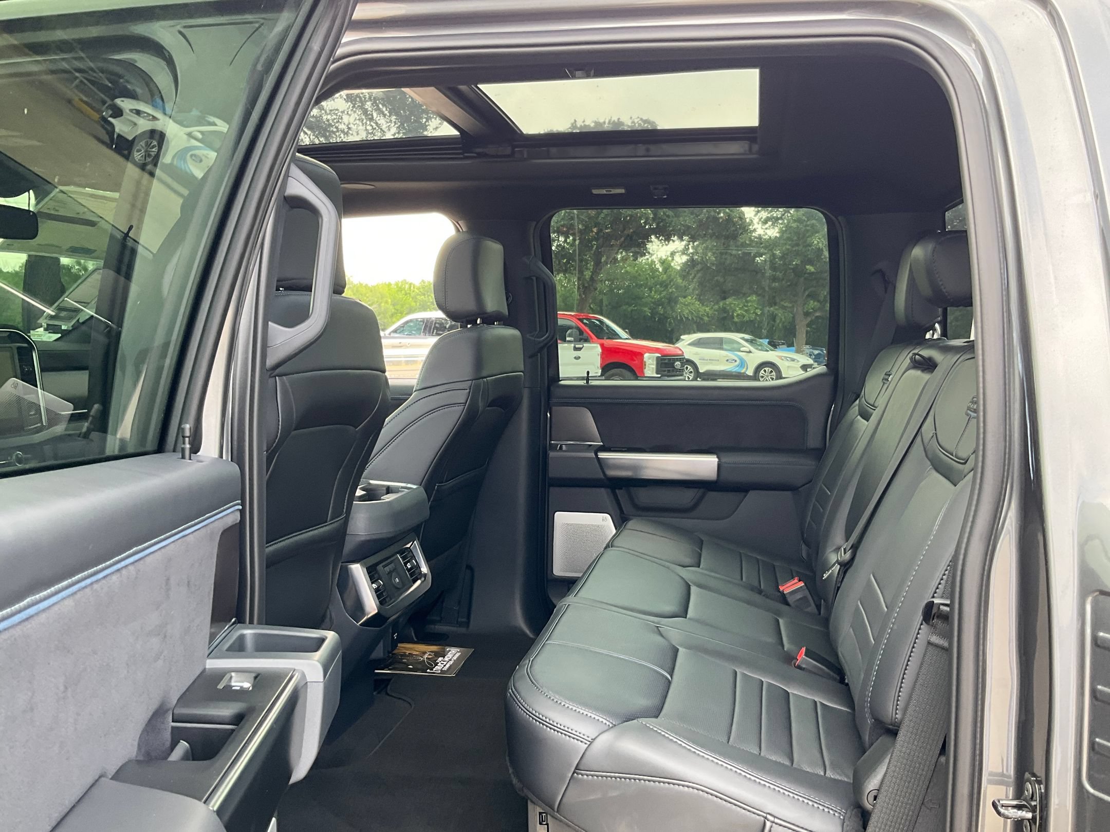 2026 Ford F-350 Super Duty Platinum - Photo 10