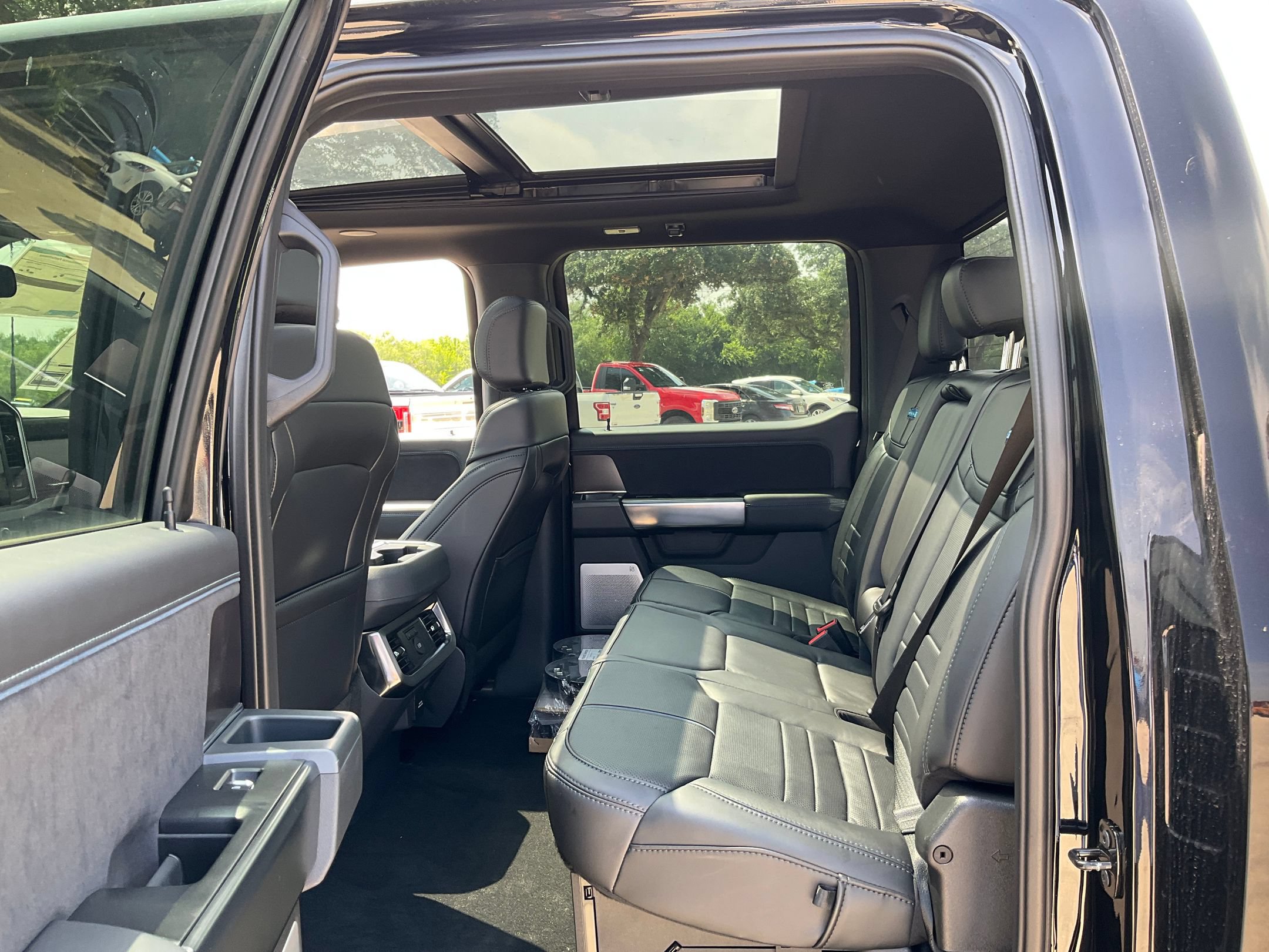 2026 Ford F-350 Super Duty Platinum - Photo 10