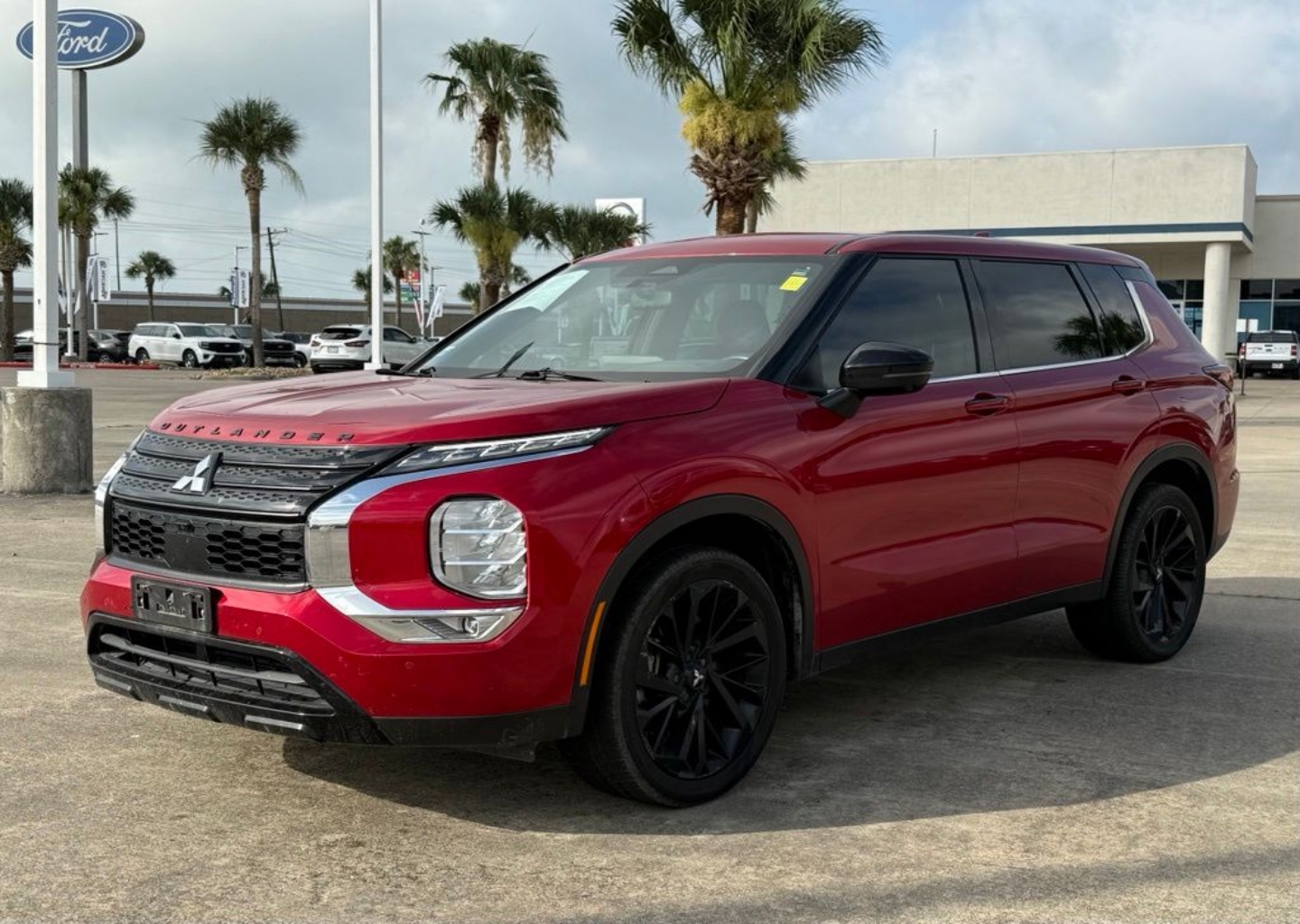 2023 Mitsubishi Outlander SE Black Edition 2WD's photo