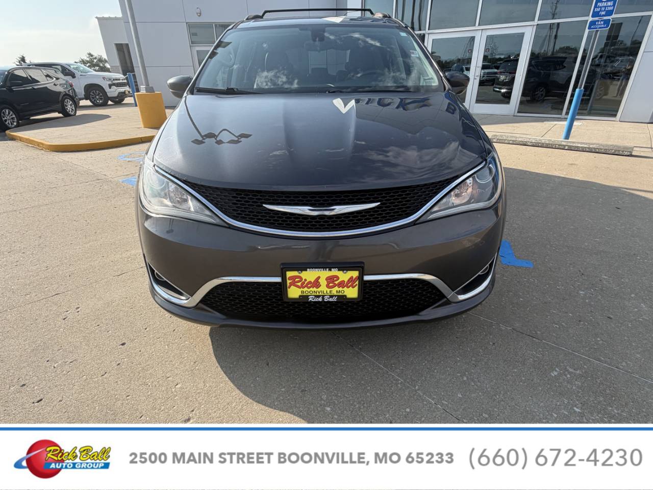 Used 2017 Chrysler Pacifica Touring-L with VIN 2C4RC1BGXHR831277 for sale in Kansas City