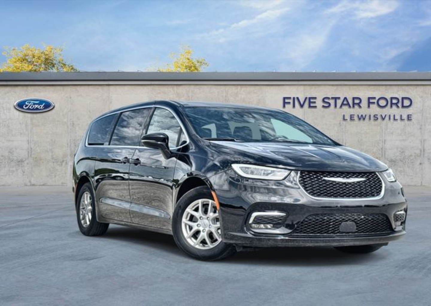 2025 Chrysler Pacifica Select's photo