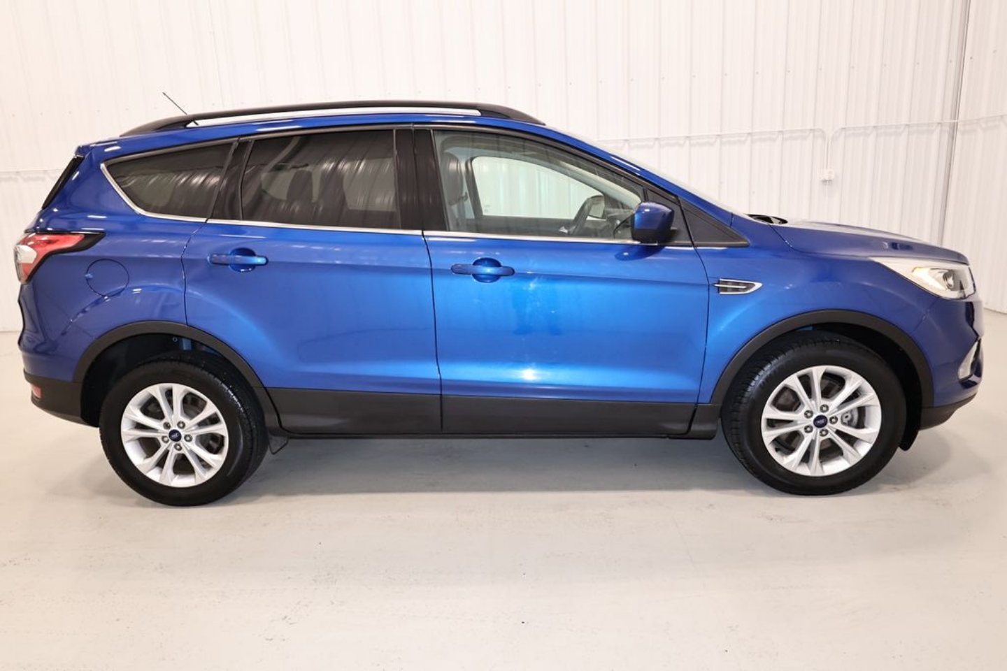 Used 2017 Ford Escape SE with VIN 1FMCU9GD3HUE89492 for sale in Canfield, OH