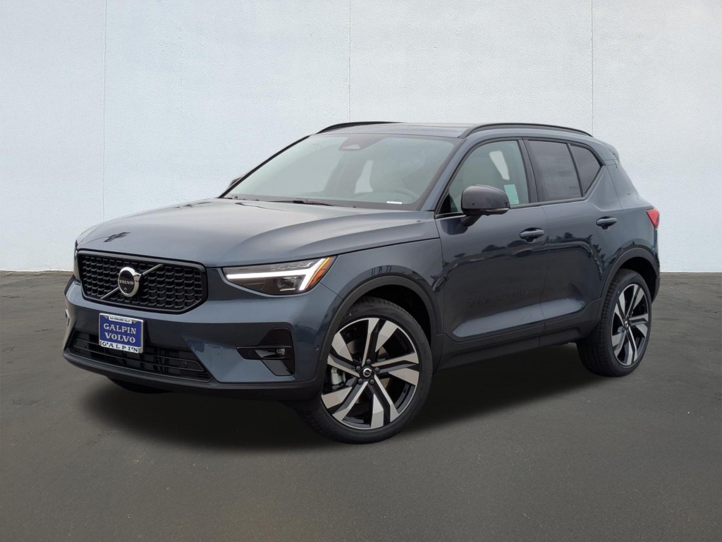 2026 Volvo XC40 Ultra, B5 AWD Gas (mild hybrid), Dark