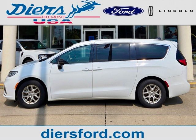 2024 Chrysler Pacifica Touring L's photo