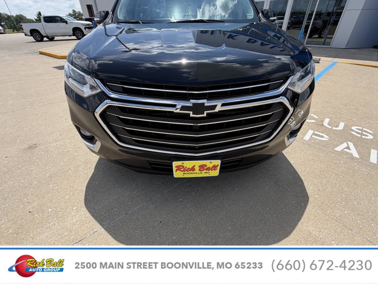 Used 2019 Chevrolet Traverse 3LT with VIN 1GNEVHKWXKJ180941 for sale in Kansas City