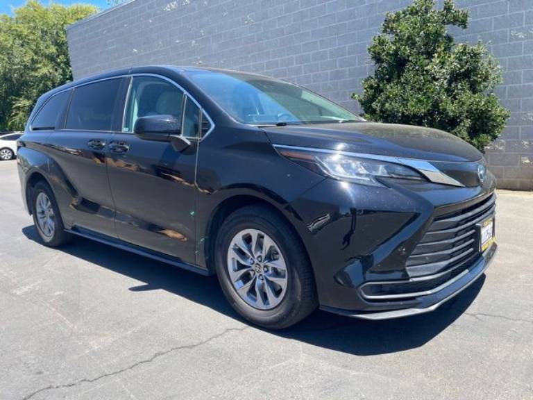2022 Toyota Sienna LE