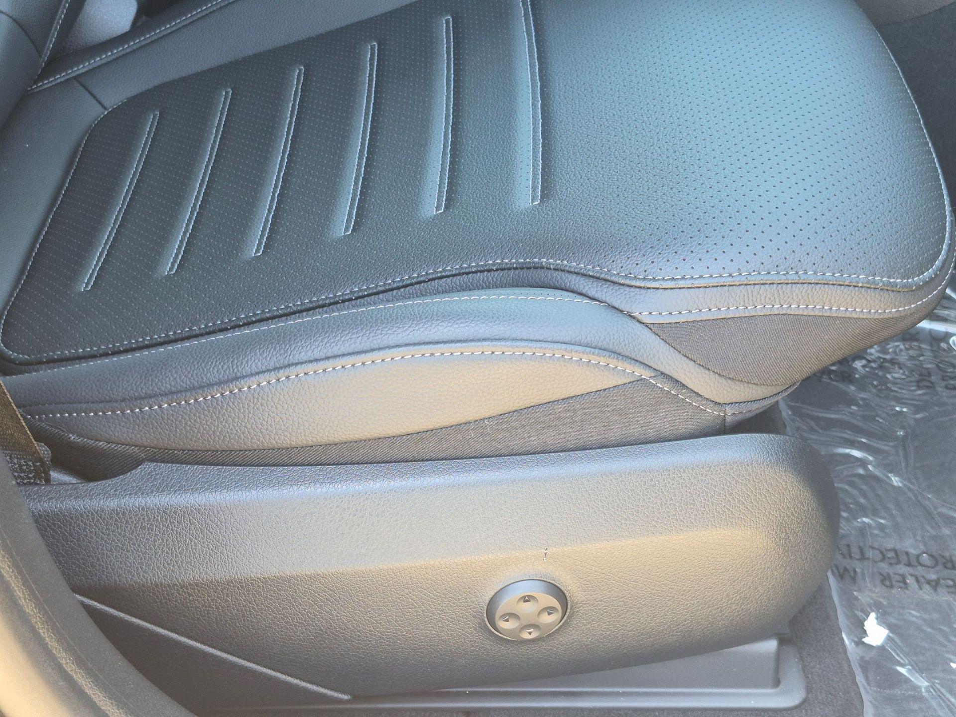2025 Mercedes-Benz GLC Base - Photo 28