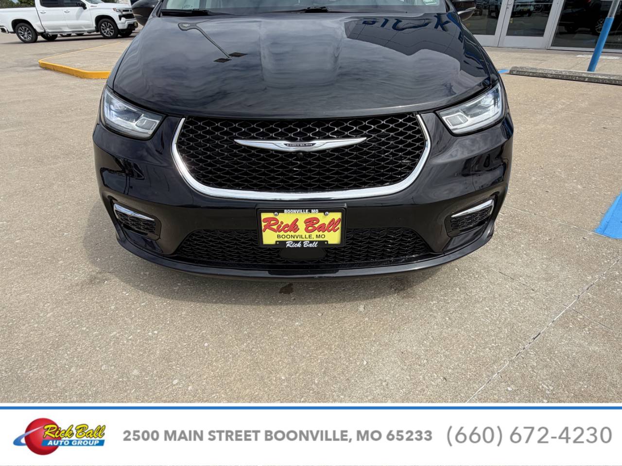 Used 2023 Chrysler Pacifica Touring L with VIN 2C4RC1BG8PR586509 for sale in Kansas City