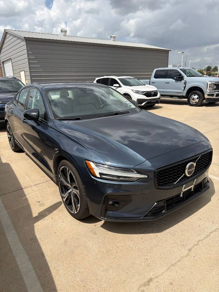 2024 Volvo S60 B5 Plus Dark Theme