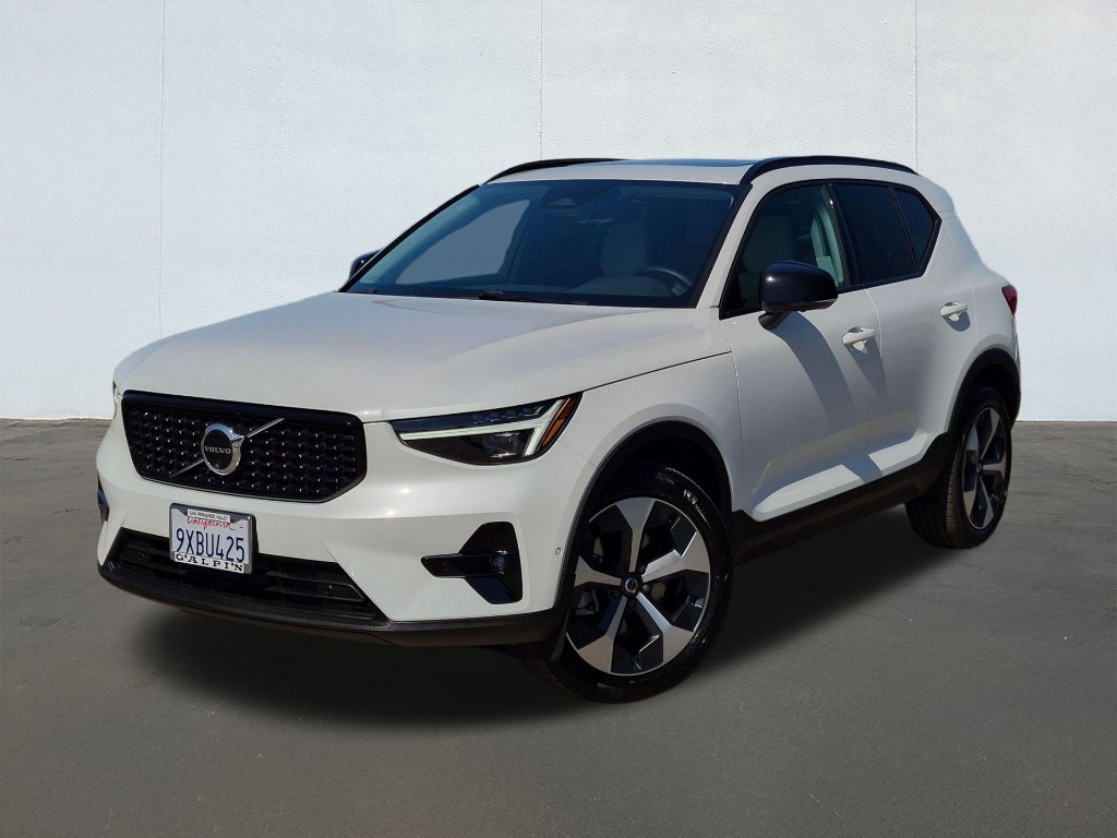 2026 Volvo XC40 Plus, B5 AWD Gas (mild hybrid), Dark