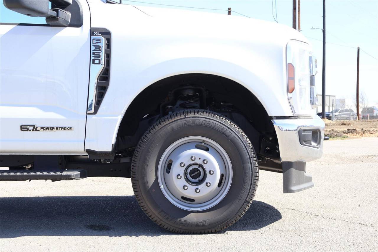 2025 Ford F-350 Super Duty Chassis Cab XL - Photo 15
