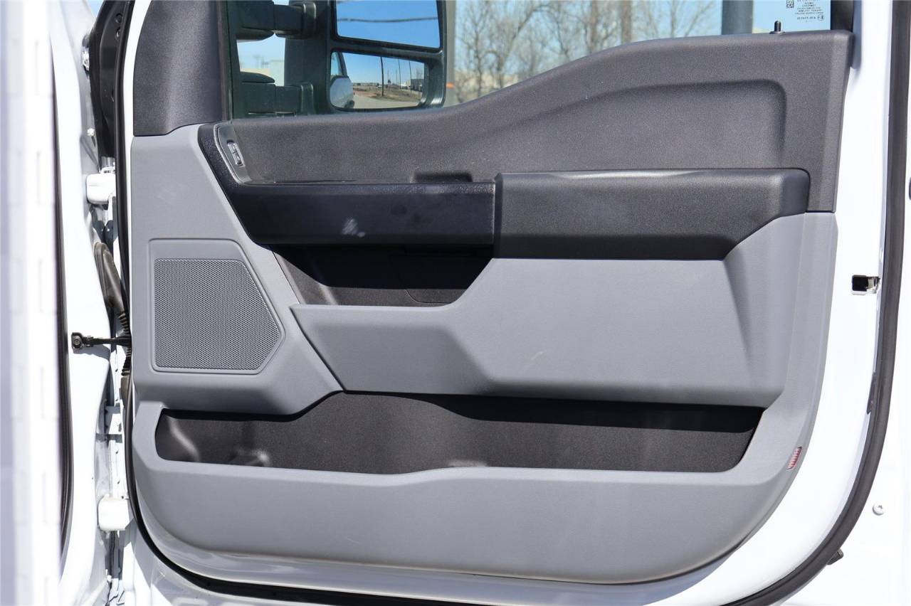 2025 Ford F-350 Super Duty Chassis Cab XL - Photo 33