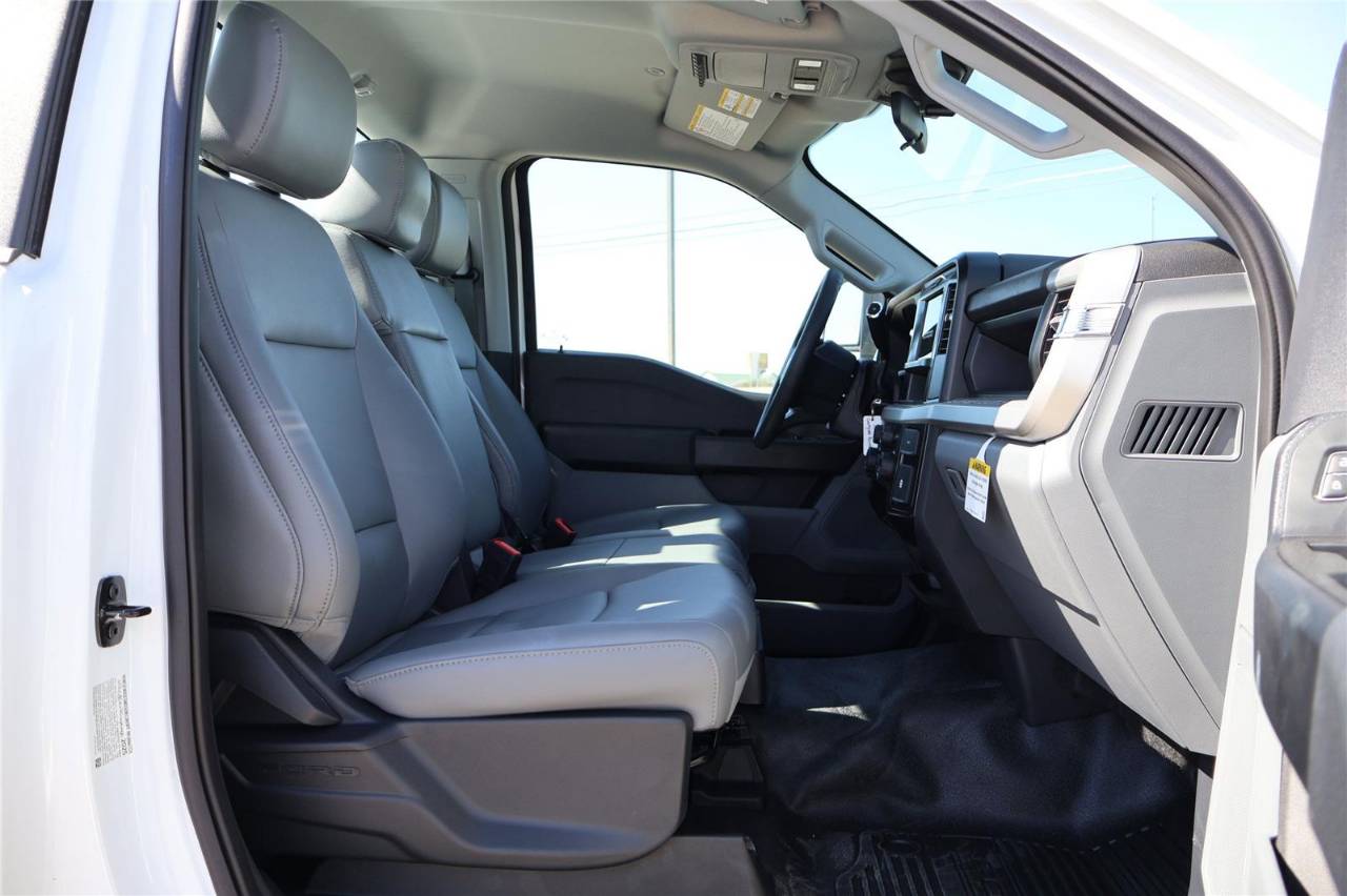 2025 Ford F-350 Super Duty Chassis Cab XL - Photo 35