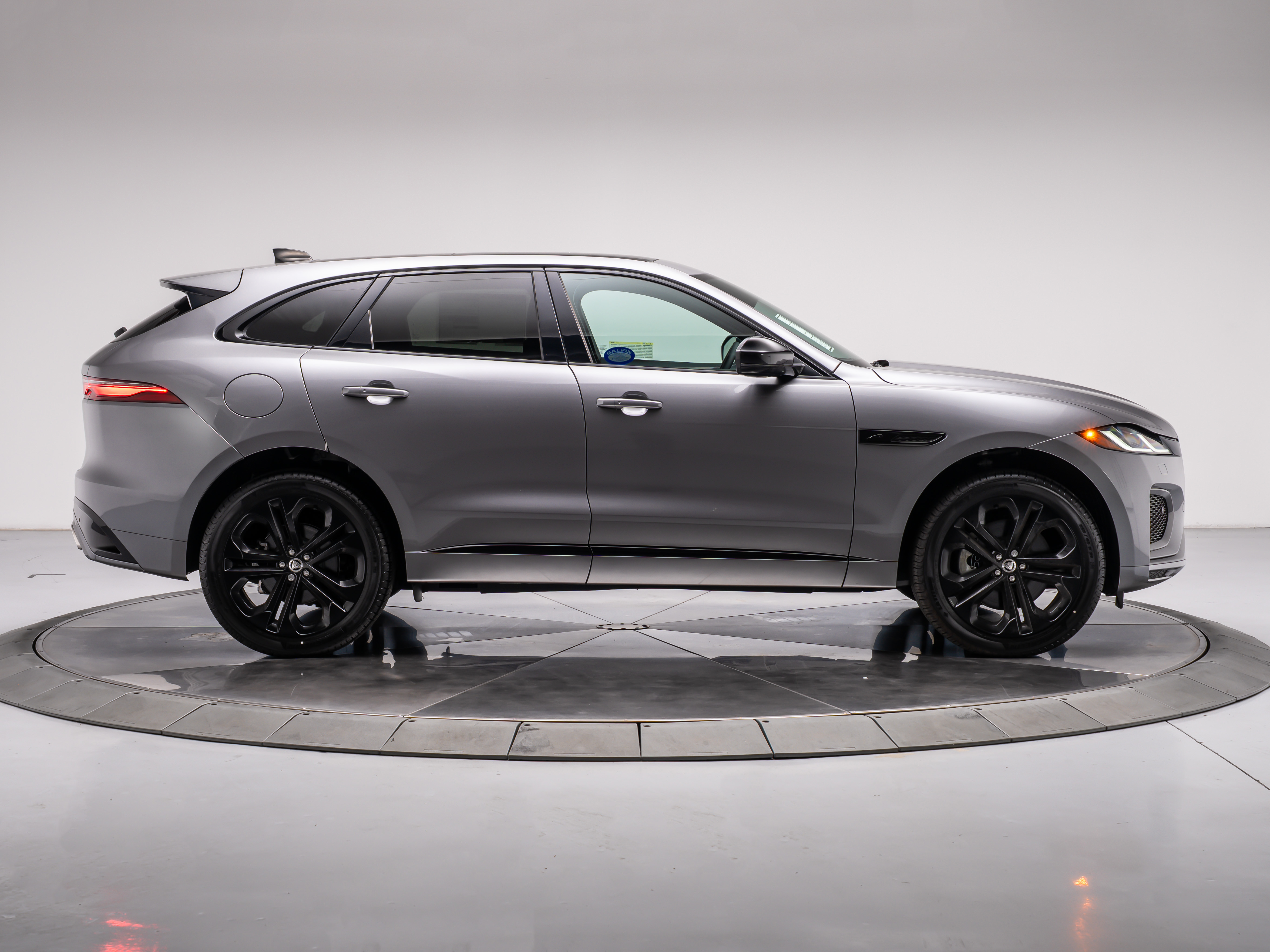 2025 Jaguar F-PACE R-Dynamic S - Photo 6
