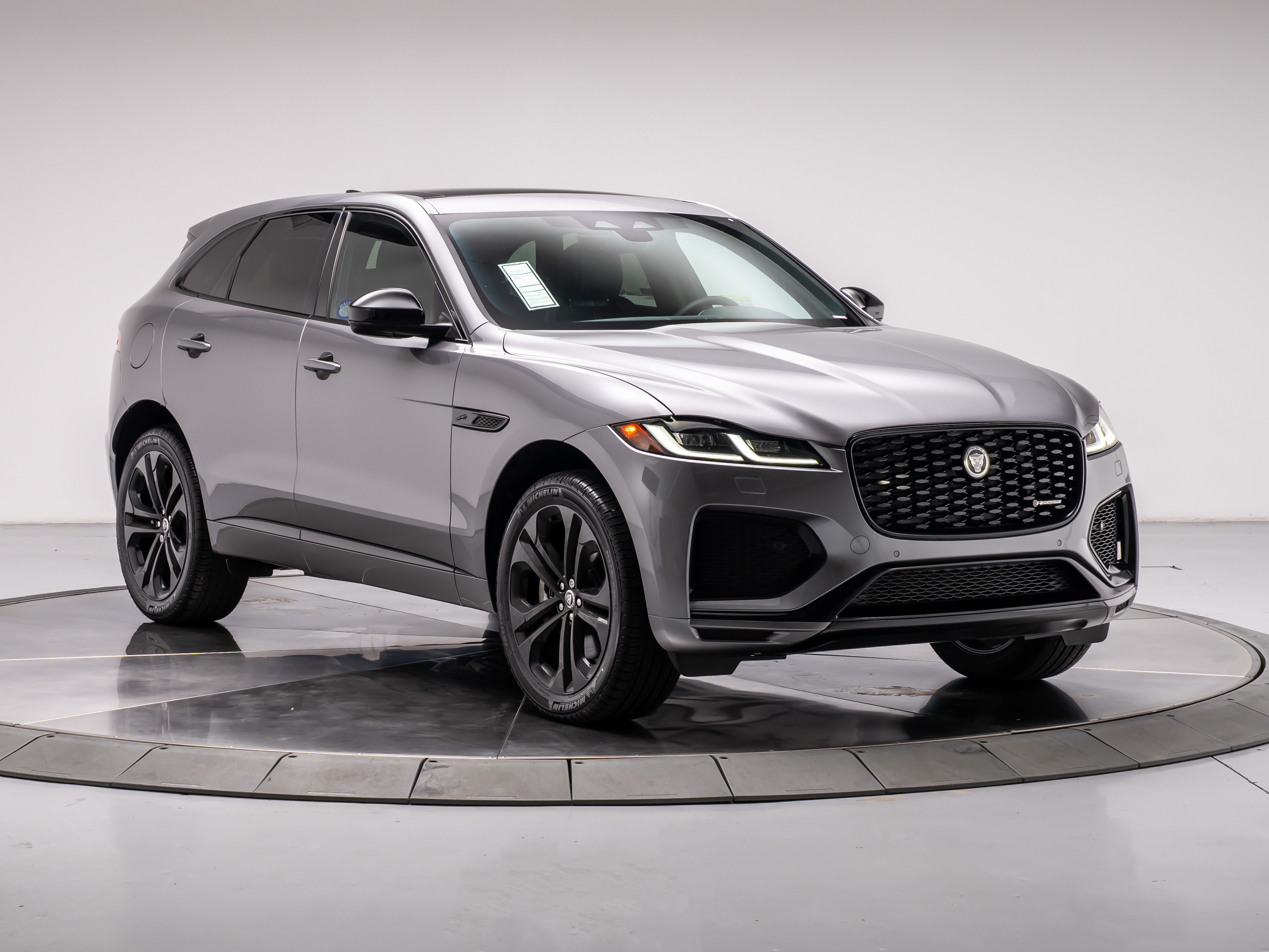 2025 Jaguar F-PACE R-Dynamic S - Photo 7