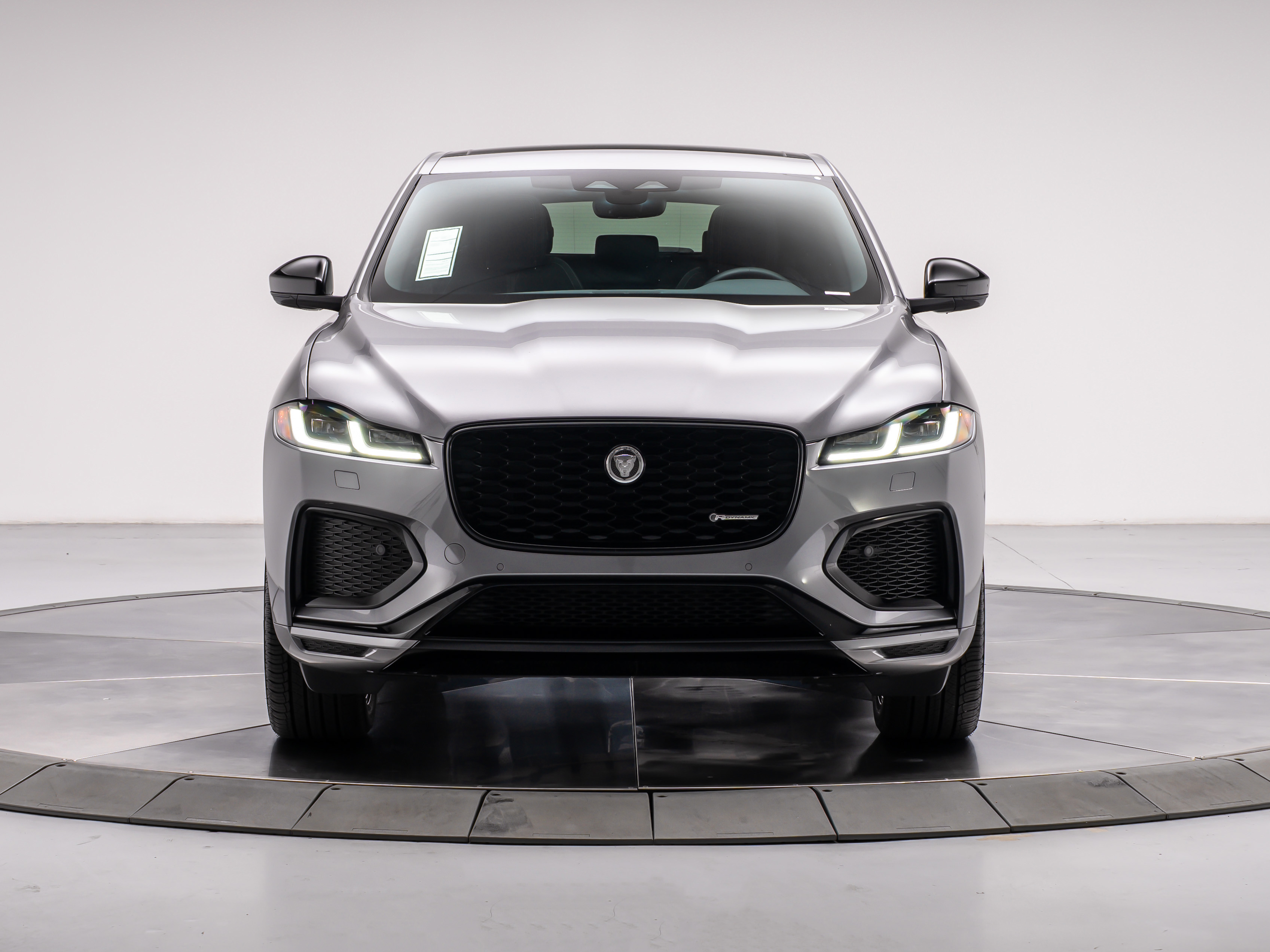 2025 Jaguar F-PACE R-Dynamic S - Photo 8