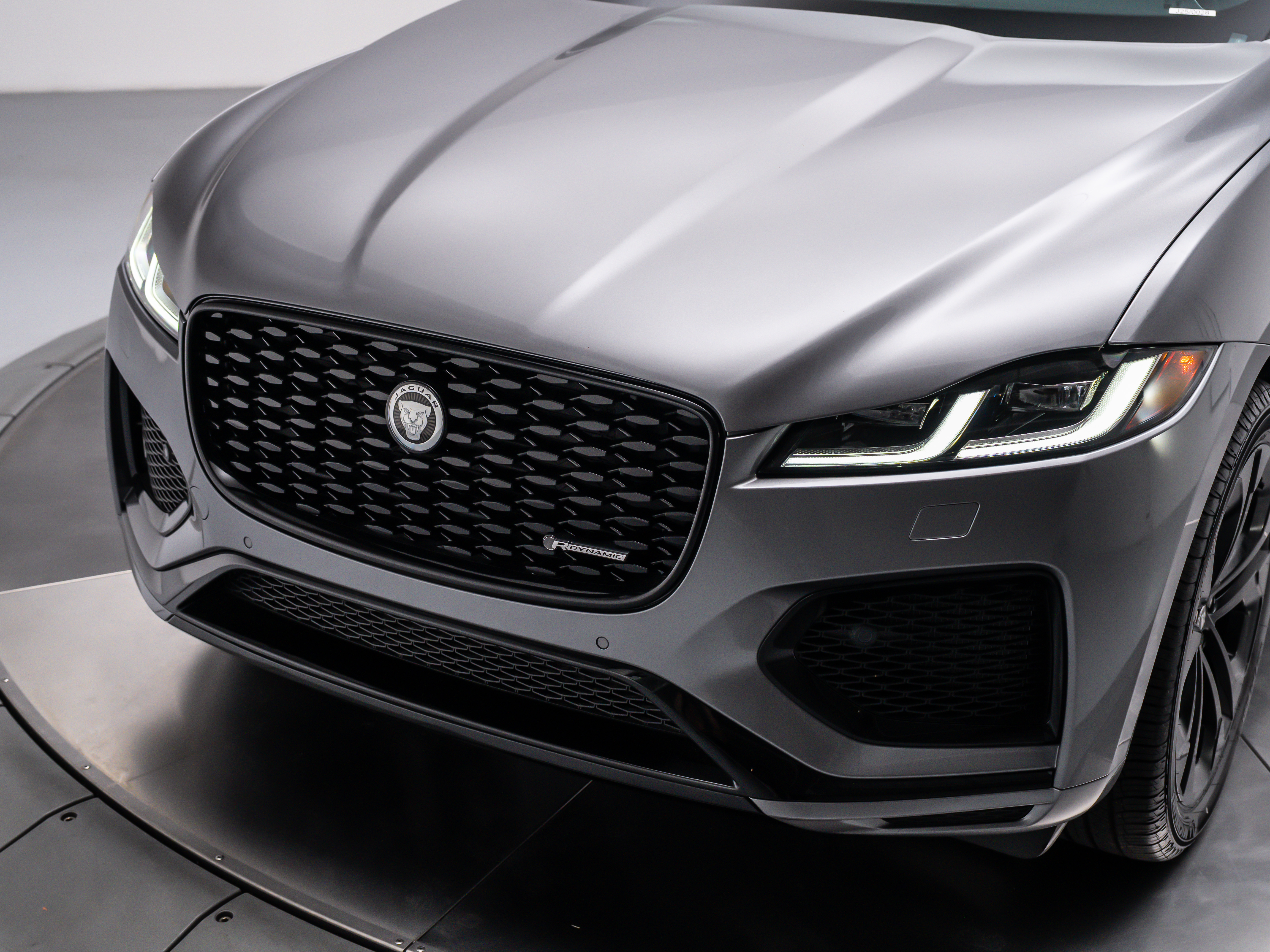 2025 Jaguar F-PACE R-Dynamic S - Photo 9