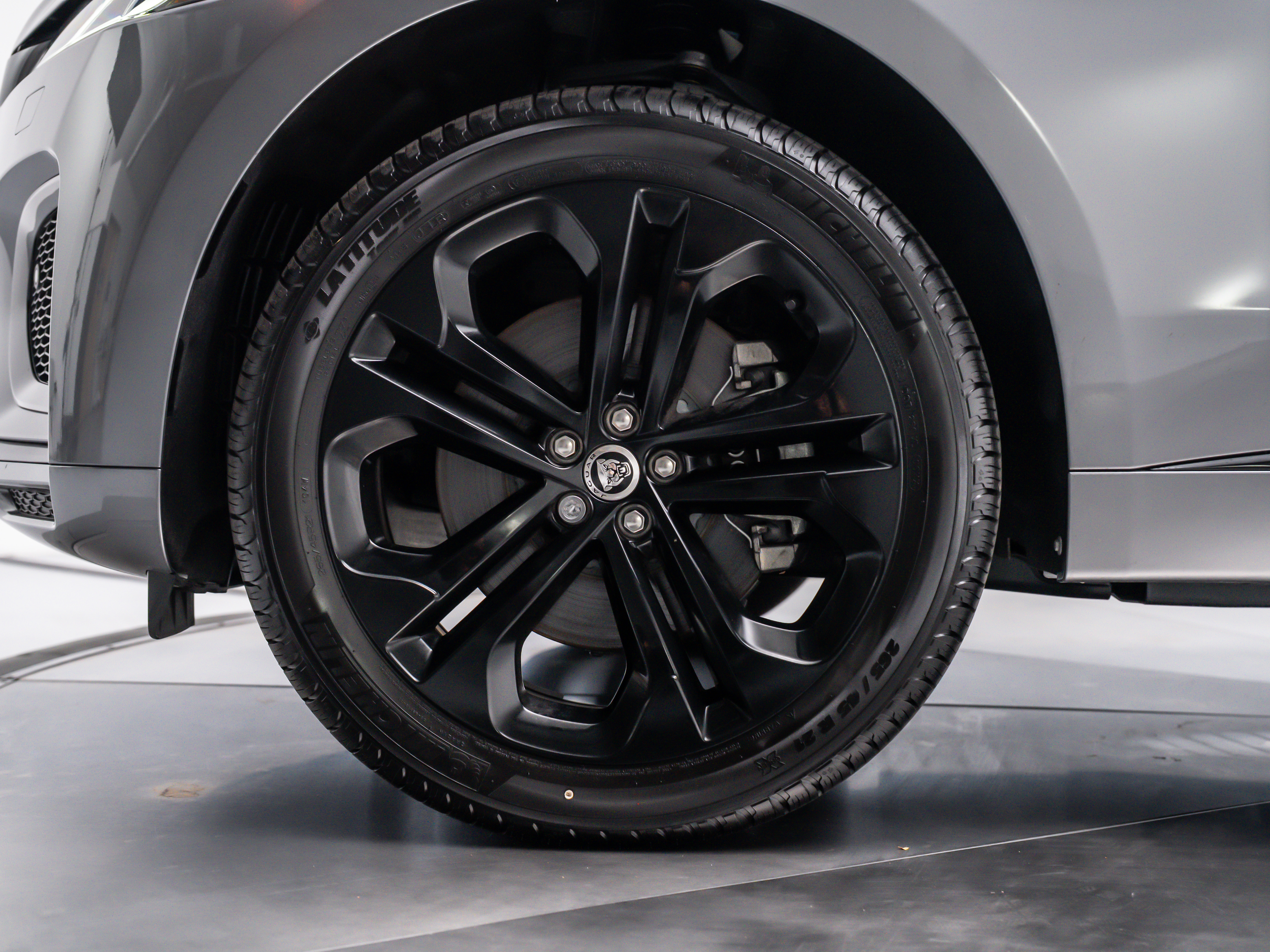 2025 Jaguar F-PACE R-Dynamic S - Photo 12
