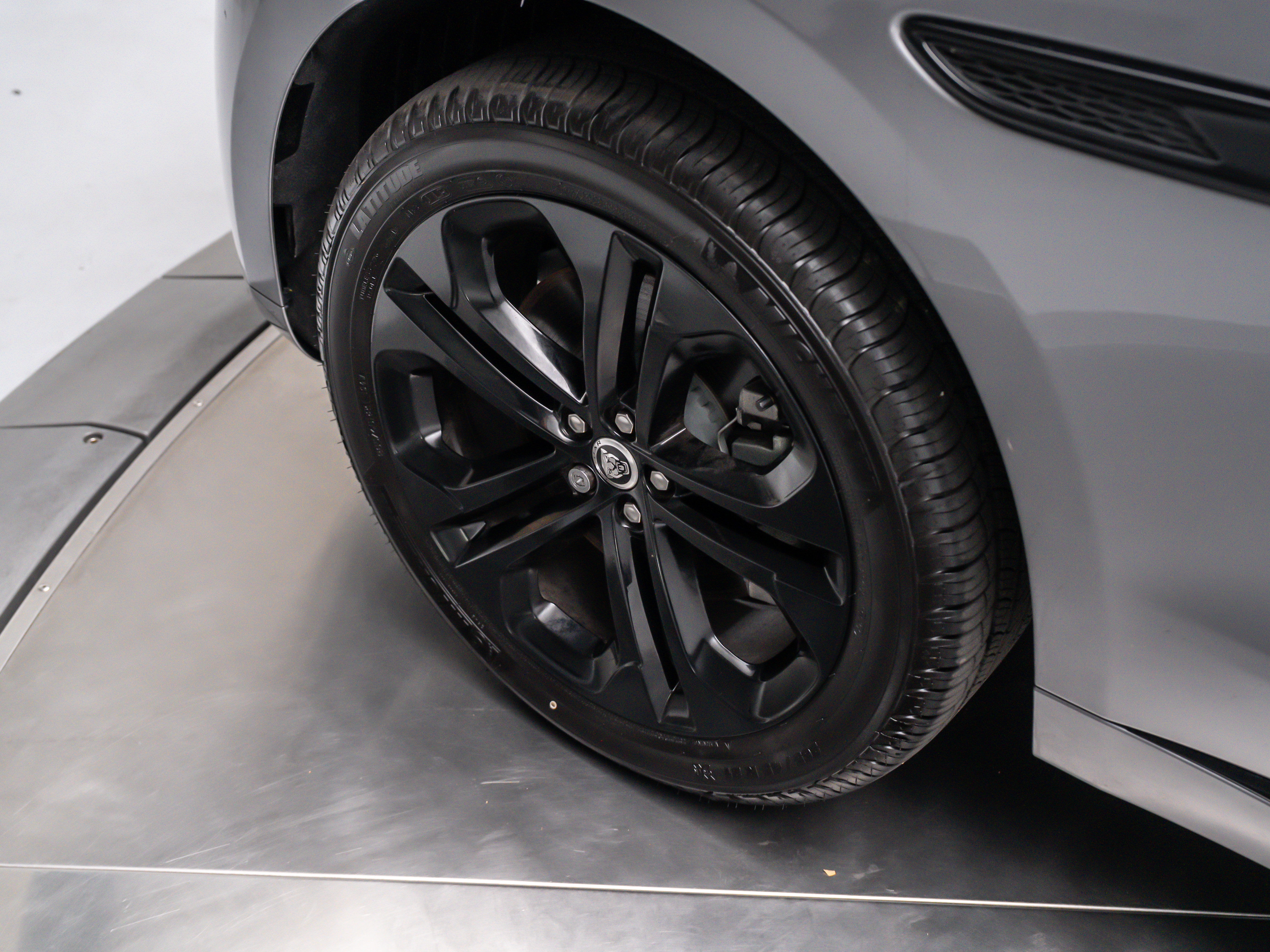 2025 Jaguar F-PACE R-Dynamic S - Photo 13