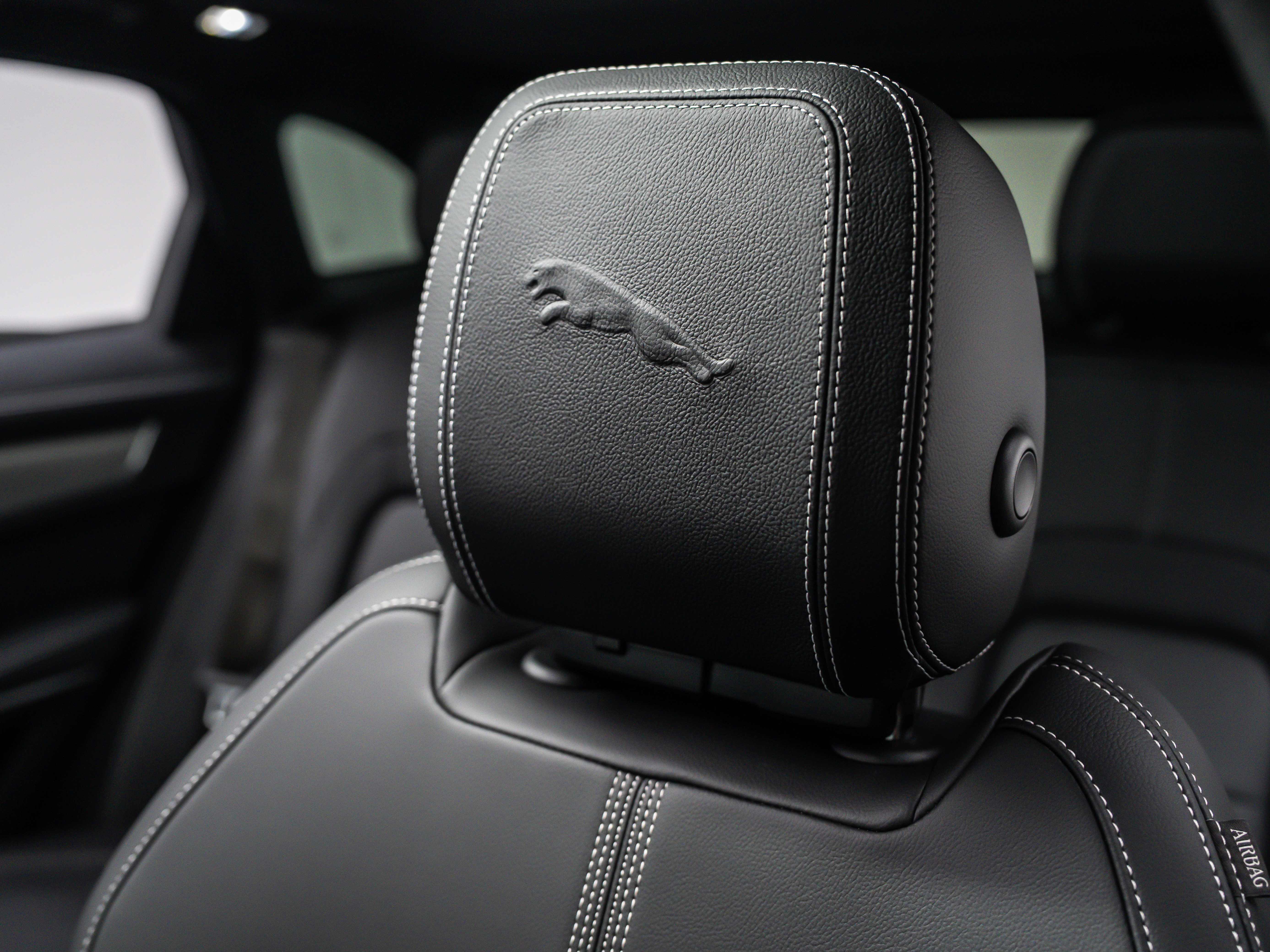 2025 Jaguar F-PACE R-Dynamic S - Photo 15