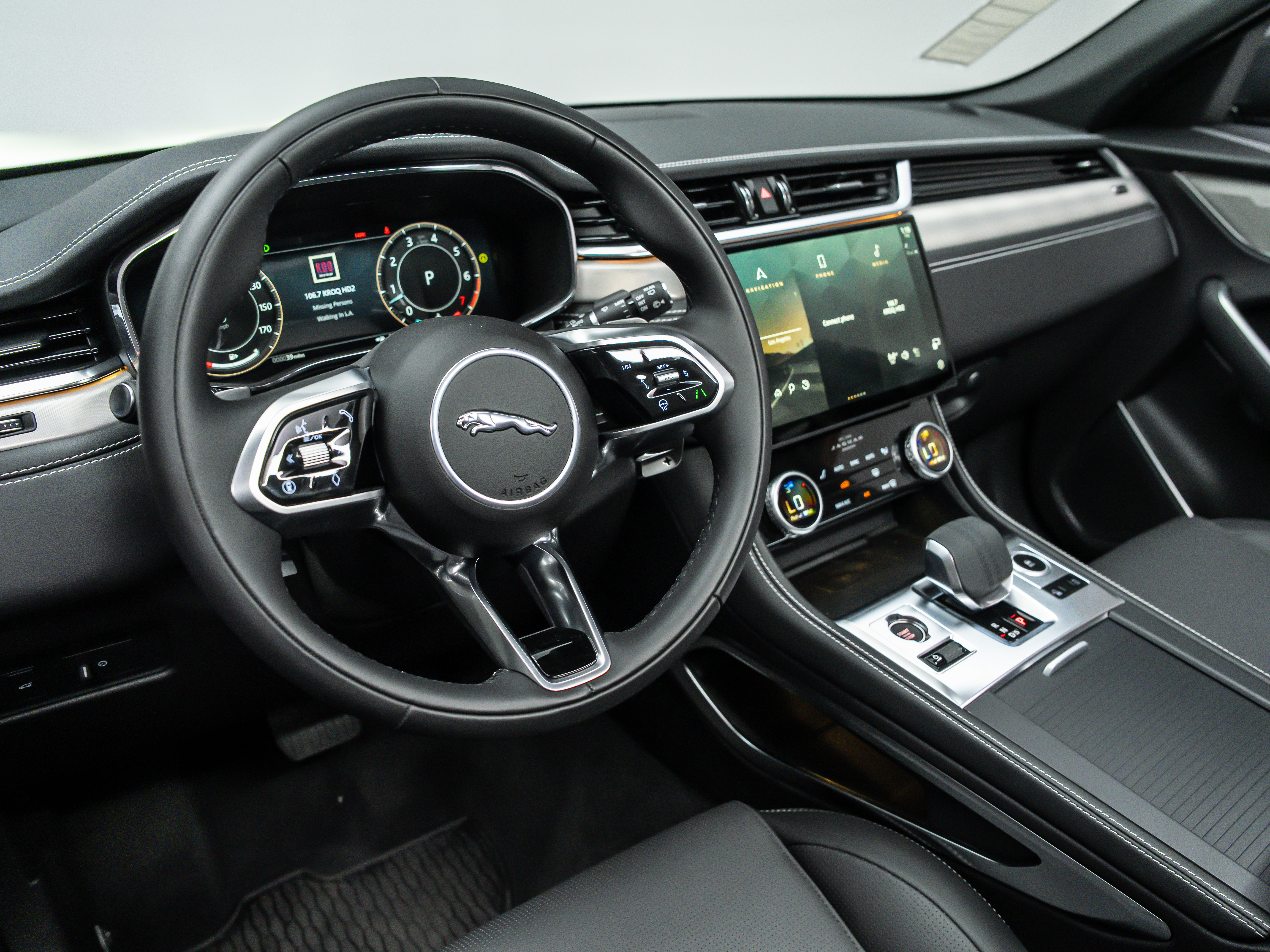2025 Jaguar F-PACE R-Dynamic S - Photo 17