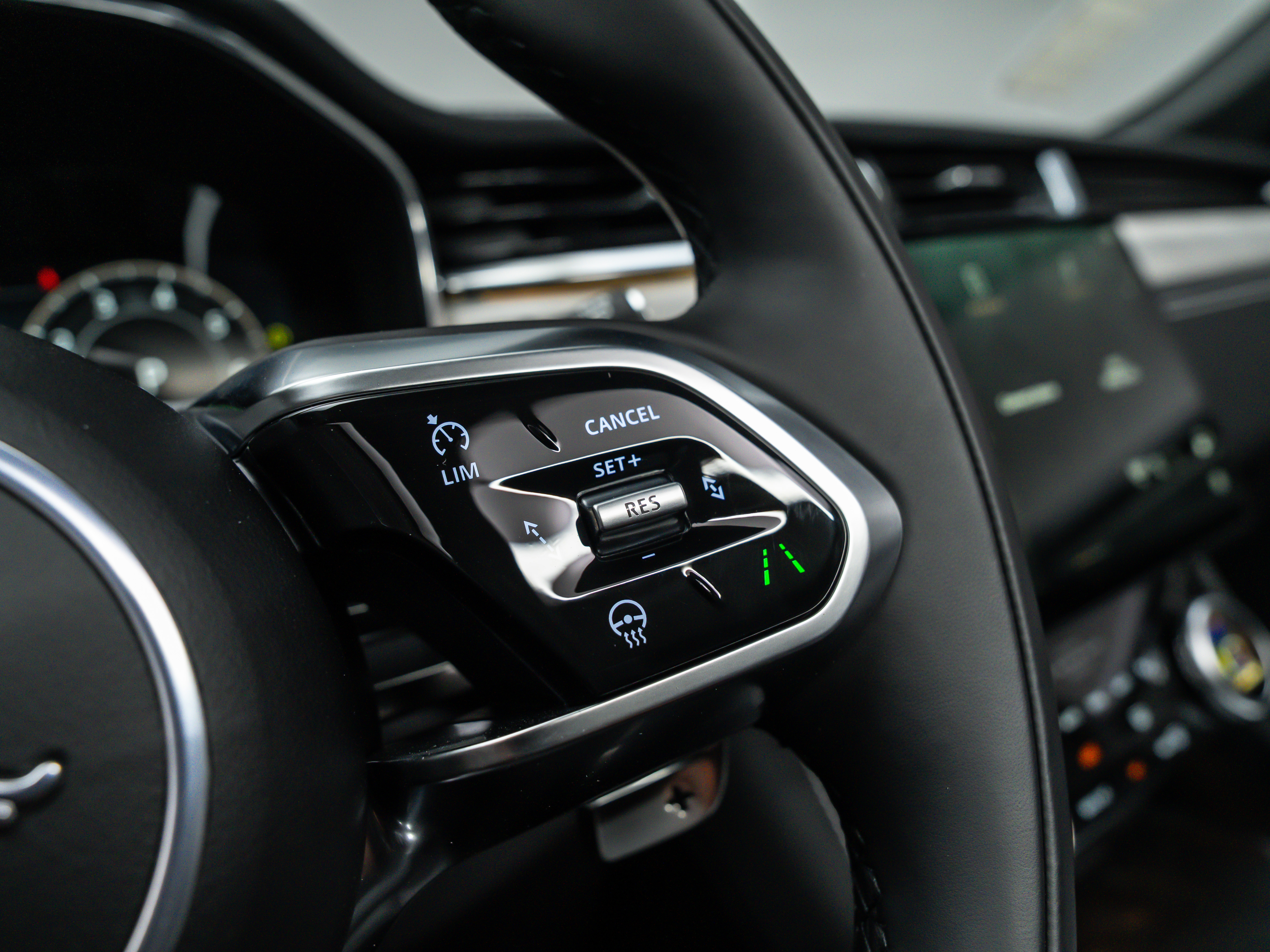 2025 Jaguar F-PACE R-Dynamic S - Photo 22