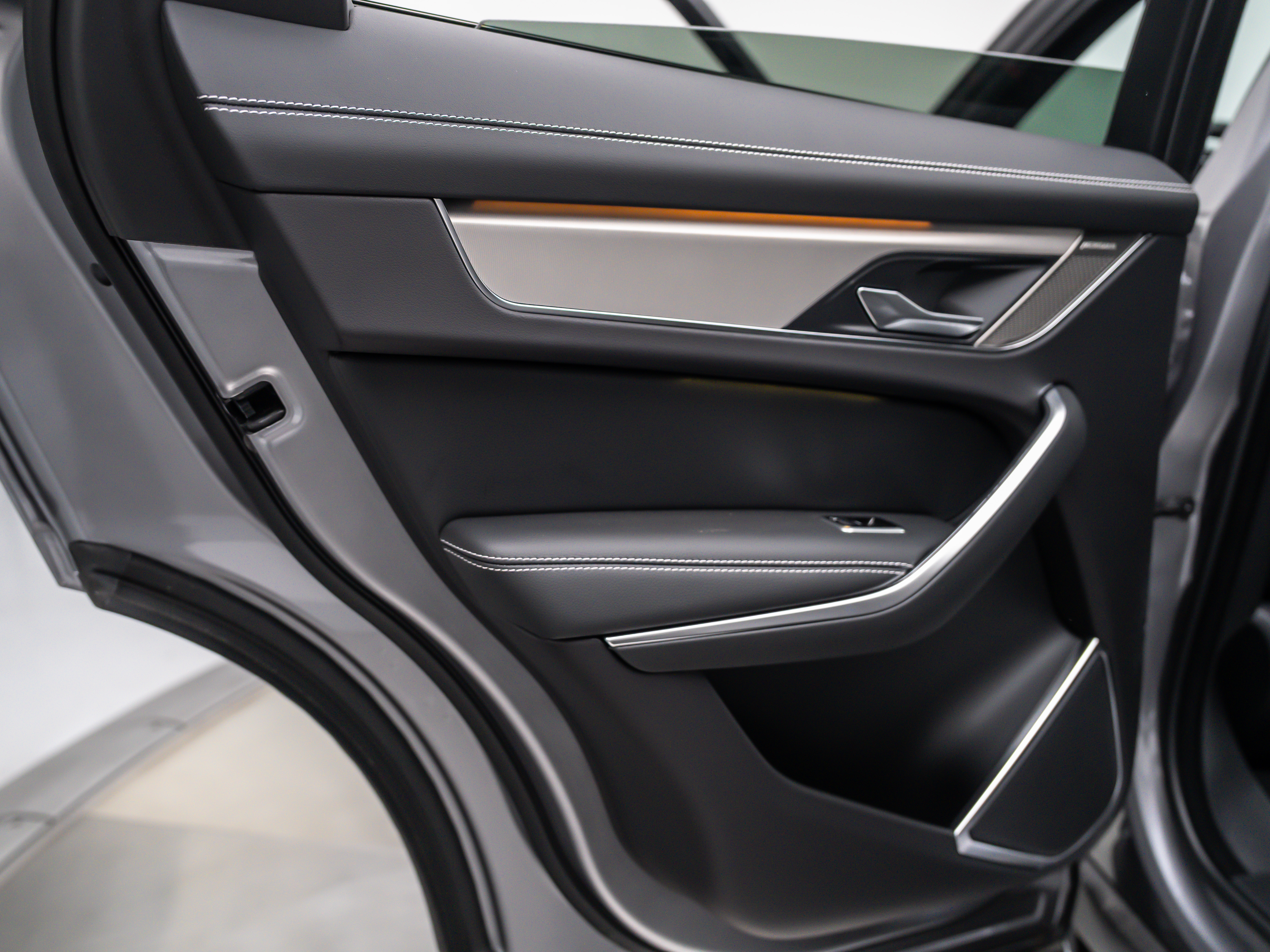 2025 Jaguar F-PACE R-Dynamic S - Photo 25