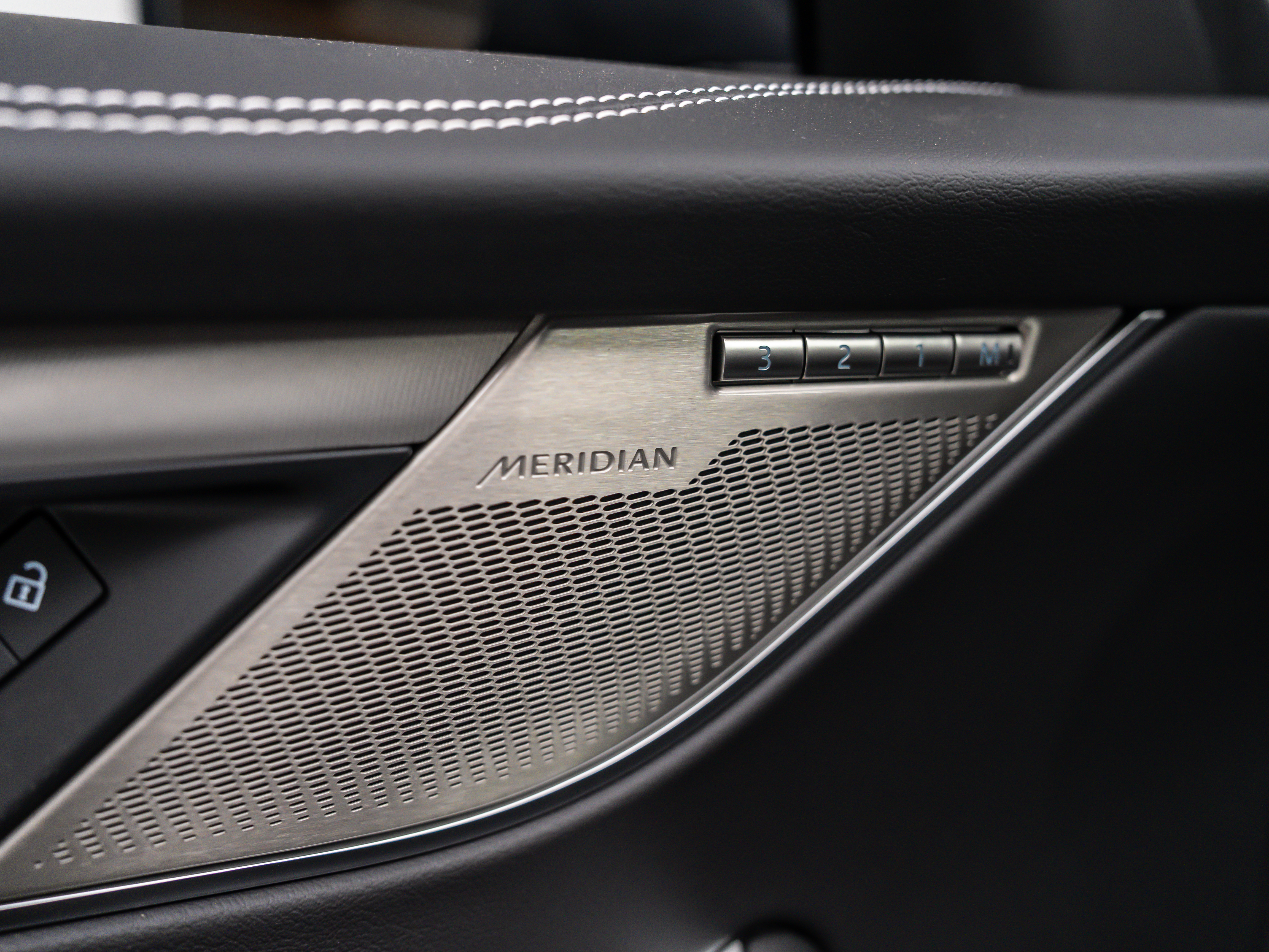 2025 Jaguar F-PACE R-Dynamic S - Photo 26