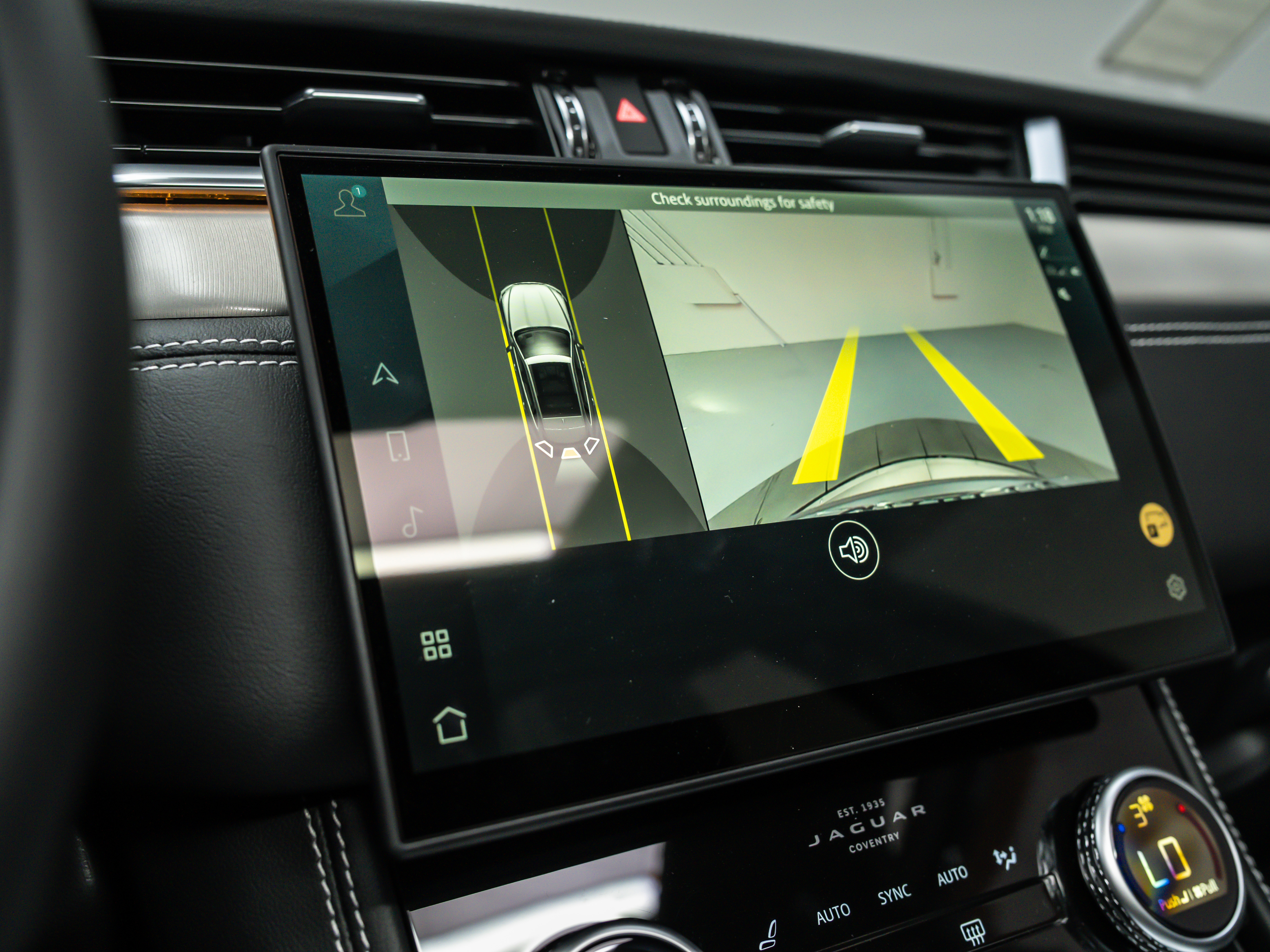 2025 Jaguar F-PACE R-Dynamic S - Photo 27