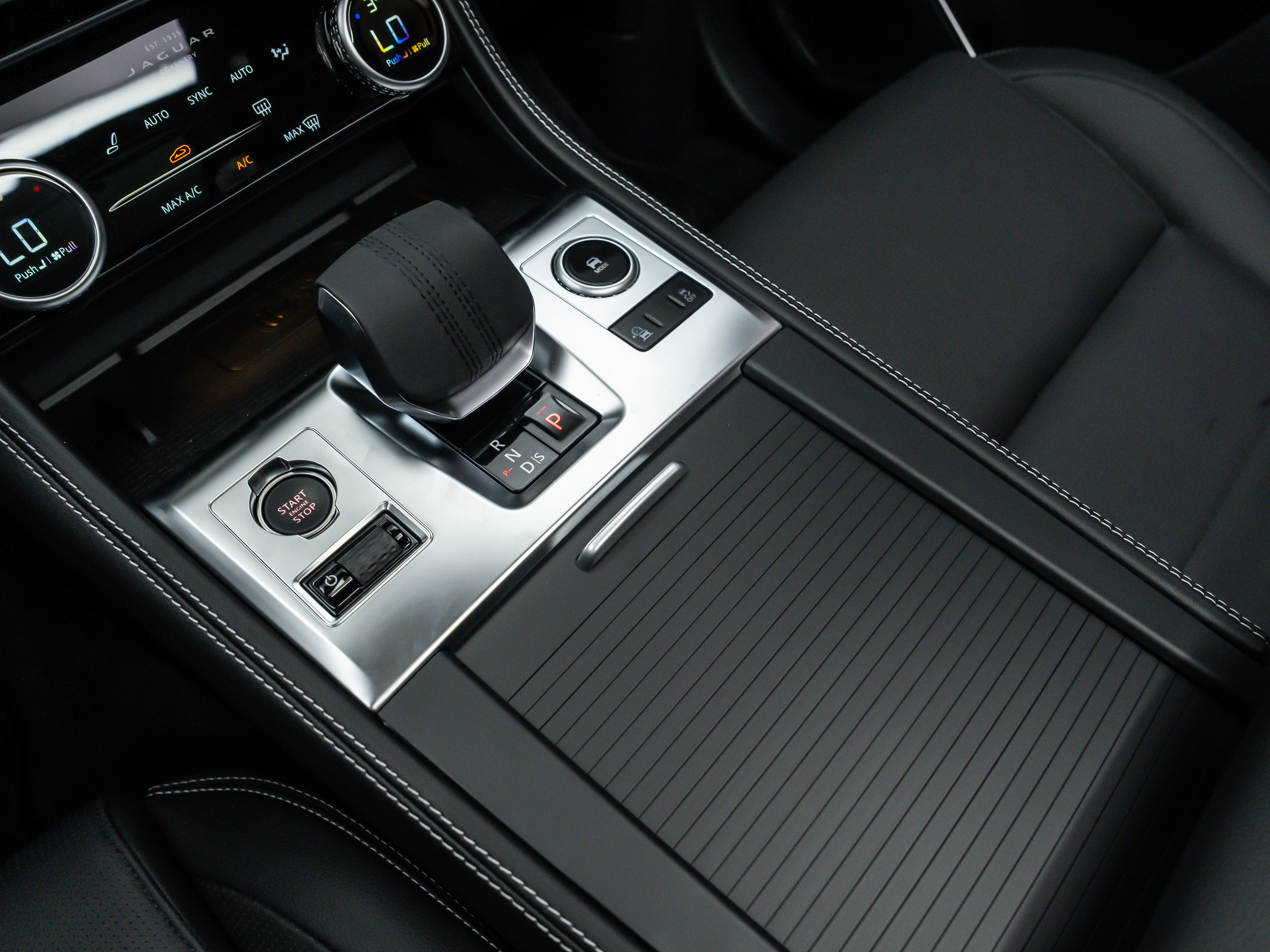 2025 Jaguar F-PACE R-Dynamic S - Photo 28