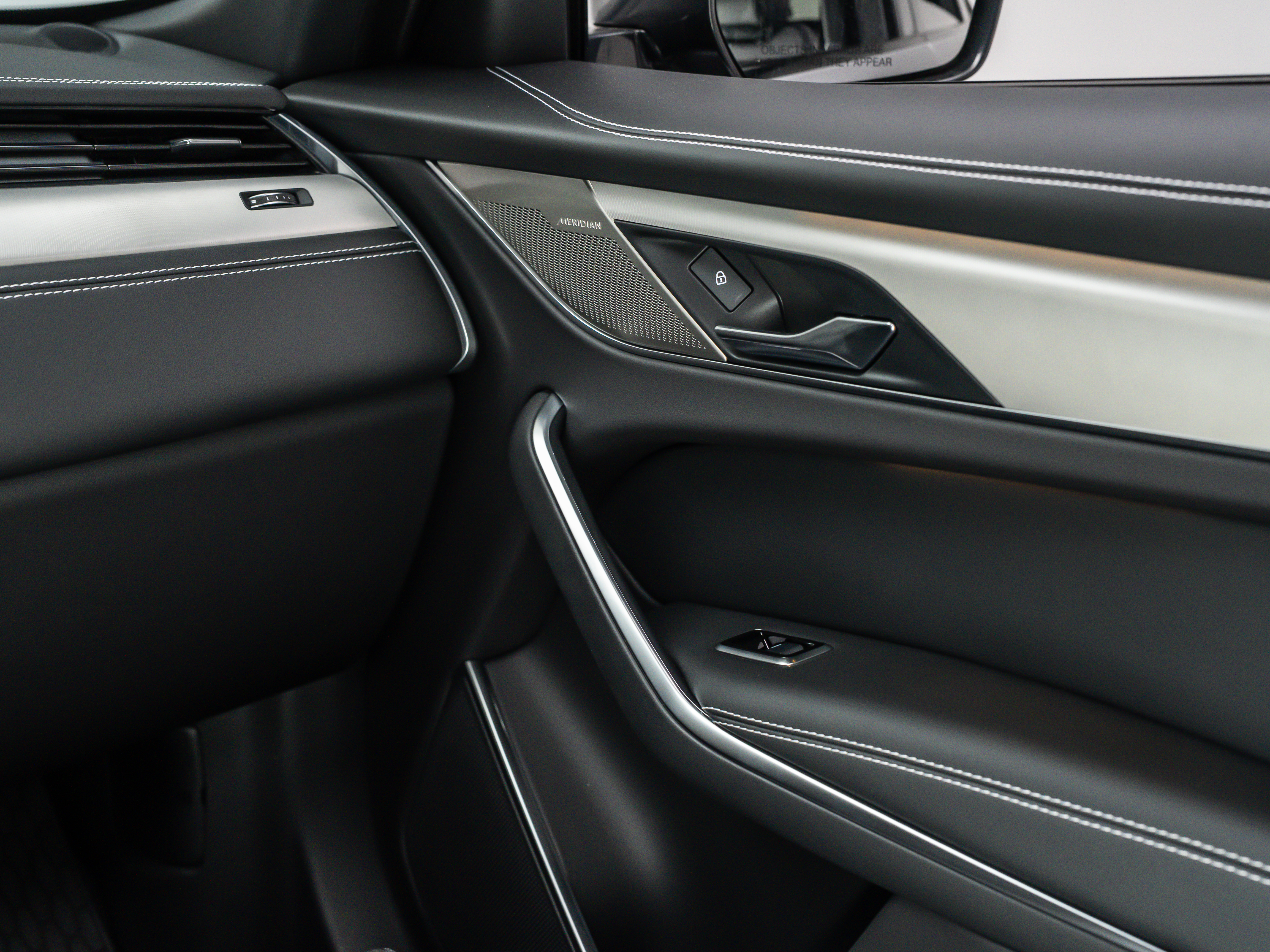 2025 Jaguar F-PACE R-Dynamic S - Photo 30