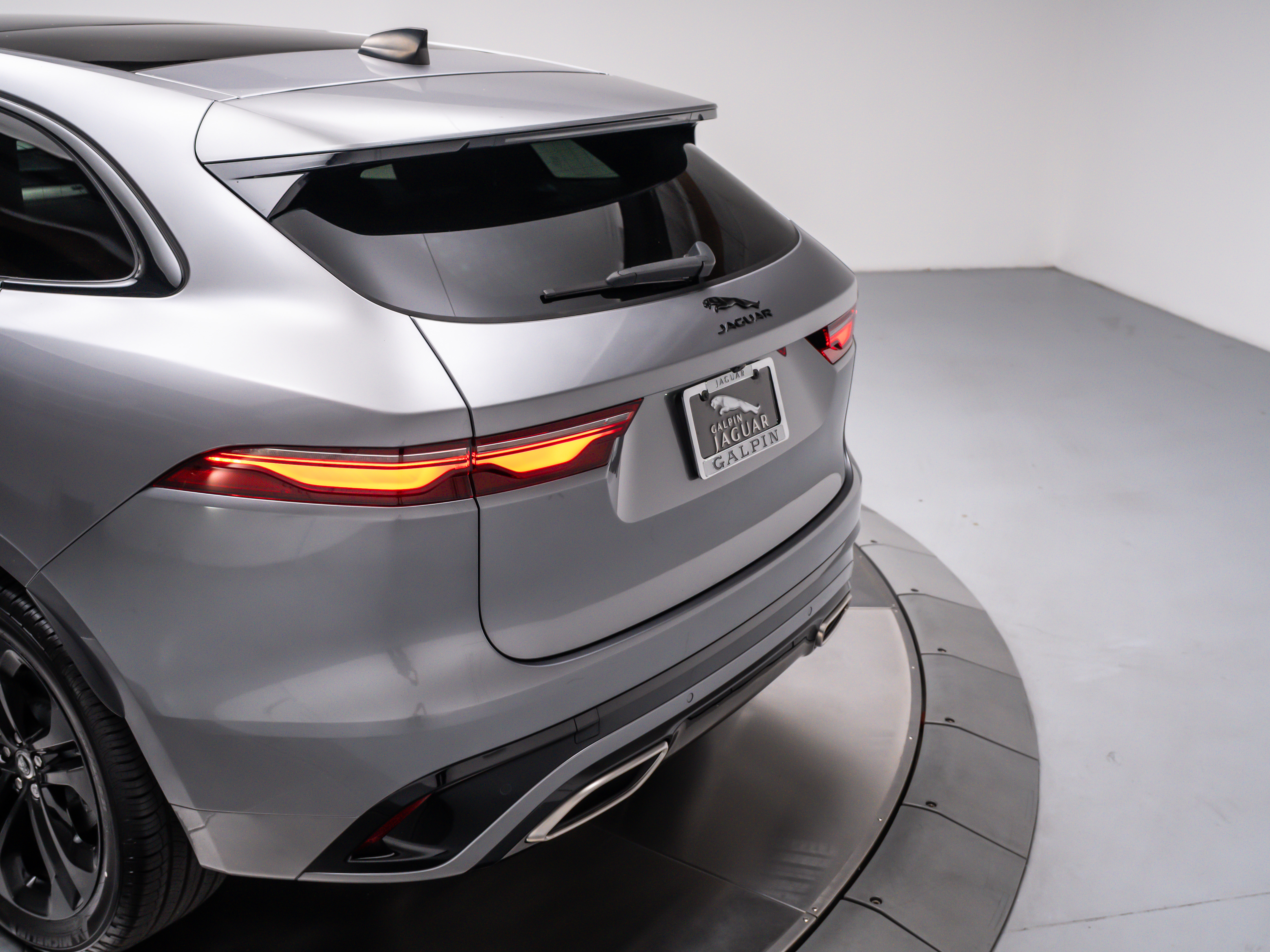 2025 Jaguar F-PACE R-Dynamic S - Photo 31