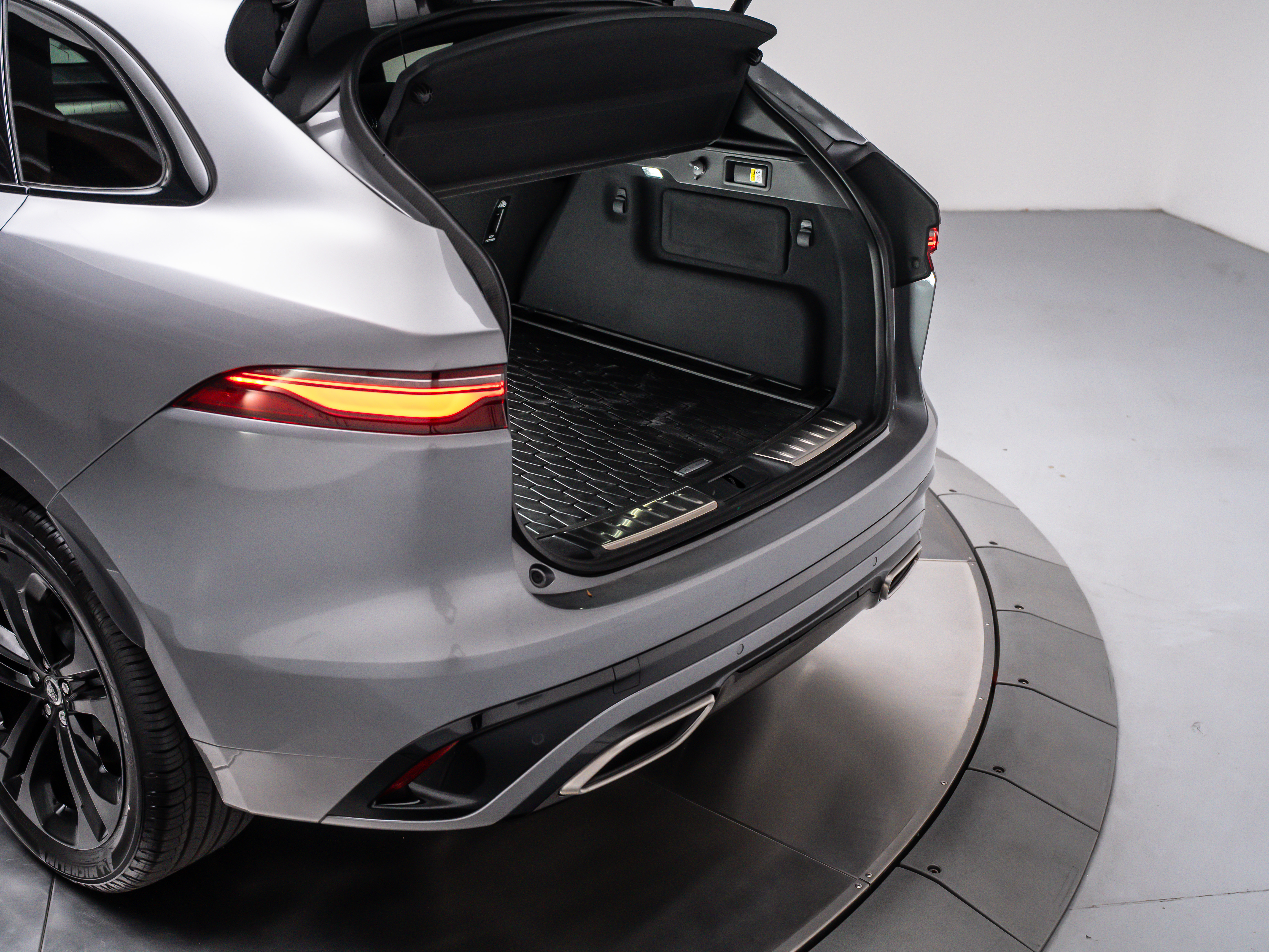 2025 Jaguar F-PACE R-Dynamic S - Photo 32