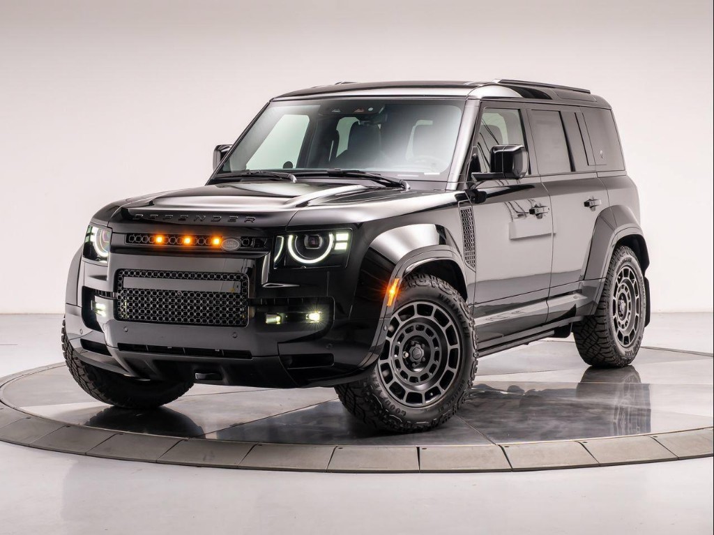 2026 Land Rover Defender P635 OCTA Black