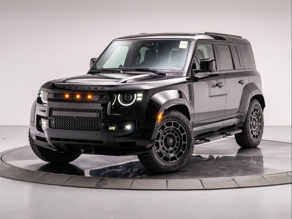 2026 Land Rover Defender P635 OCTA Black