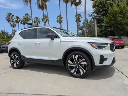 2023 Volvo XC40 B5 Plus Dark Theme