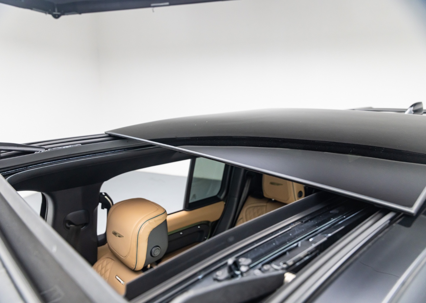 2026 Land Rover Defender X-Dynamic SE - Photo 14