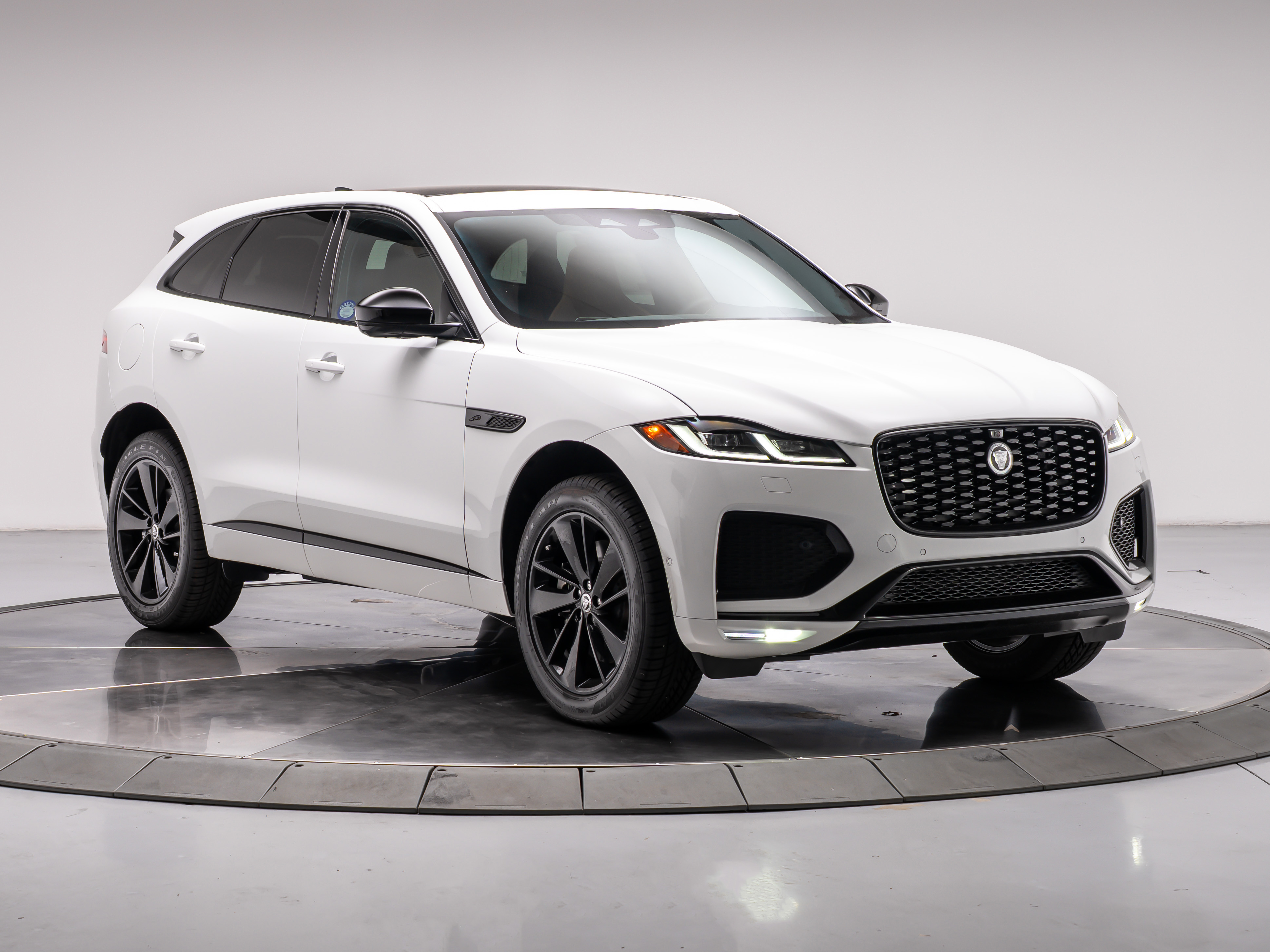 2026 Jaguar F-Pace R-Dynamic S - Photo 7