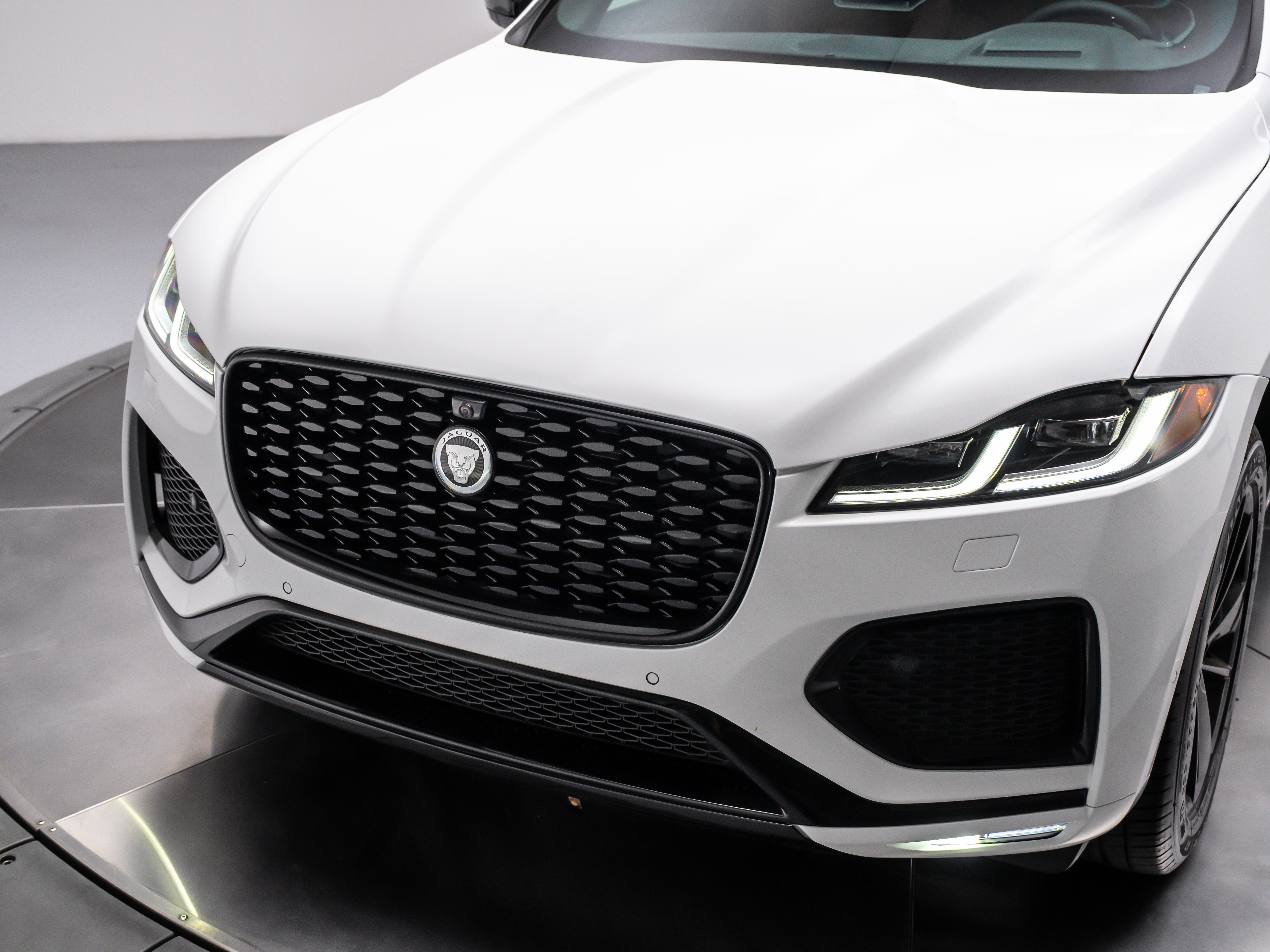 2026 Jaguar F-Pace R-Dynamic S - Photo 9