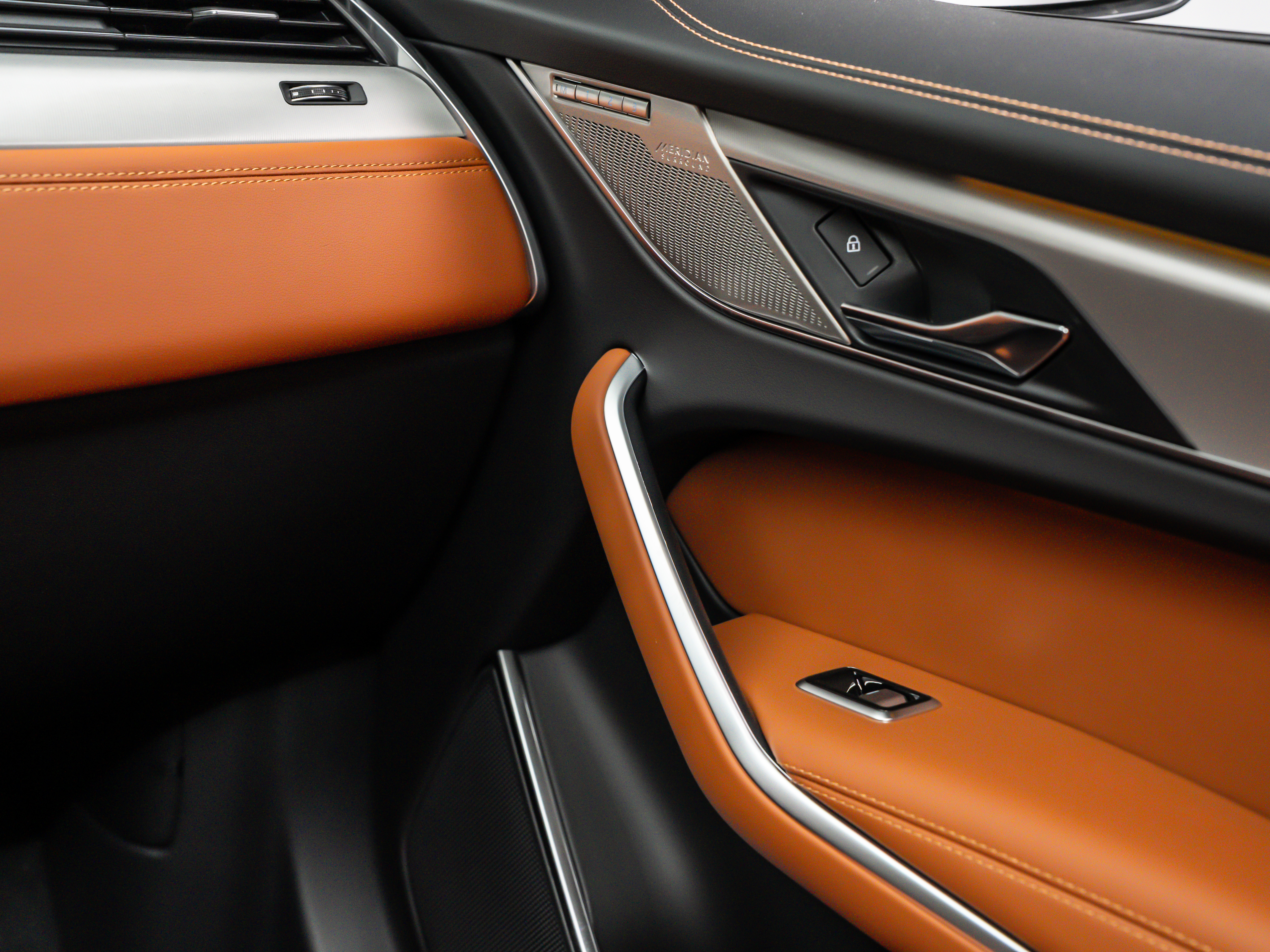2026 Jaguar F-Pace R-Dynamic S - Photo 29