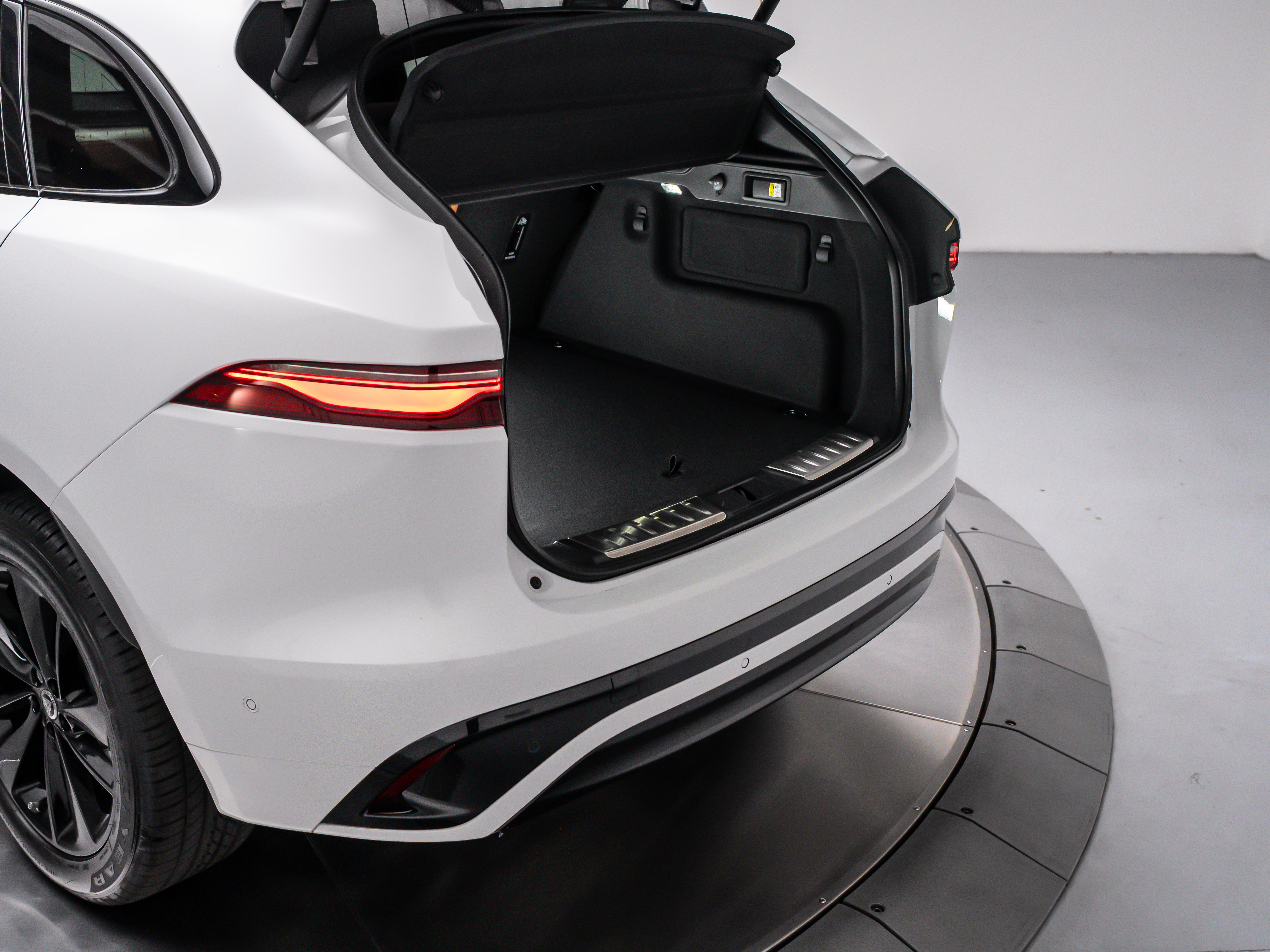2026 Jaguar F-Pace R-Dynamic S - Photo 32