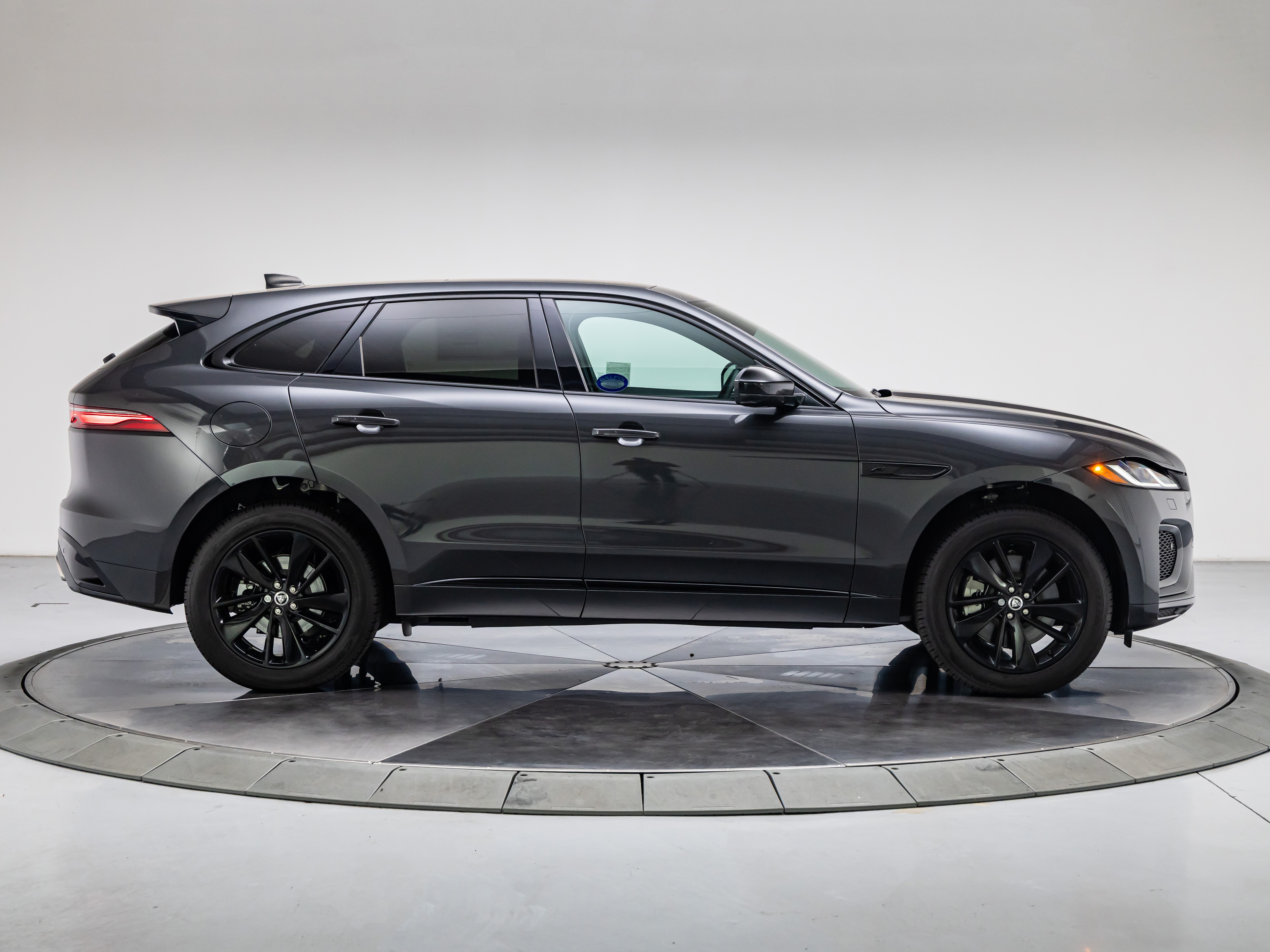 2025 Jaguar F-PACE R-Dynamic S - Photo 6