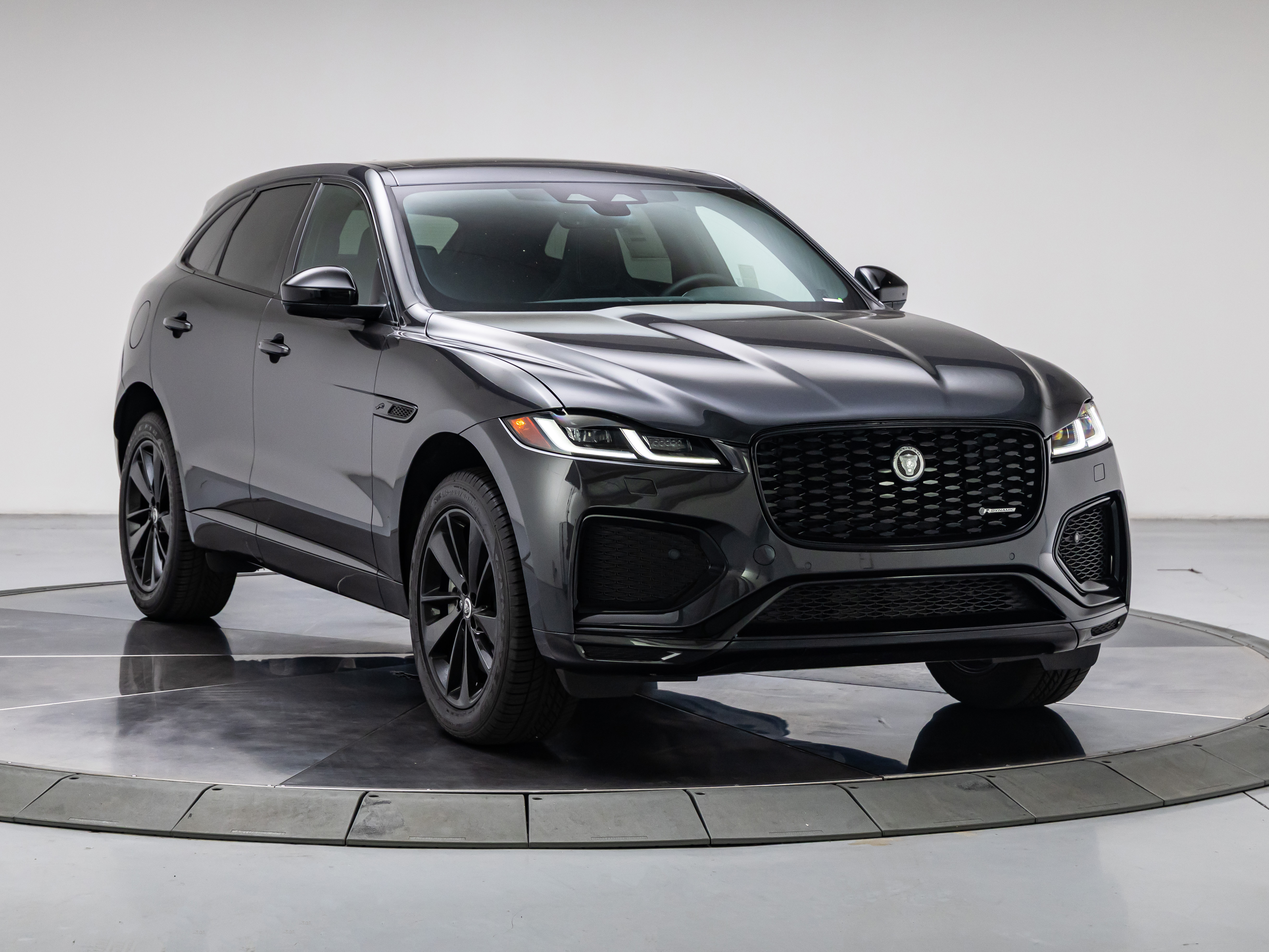 2025 Jaguar F-PACE R-Dynamic S - Photo 7