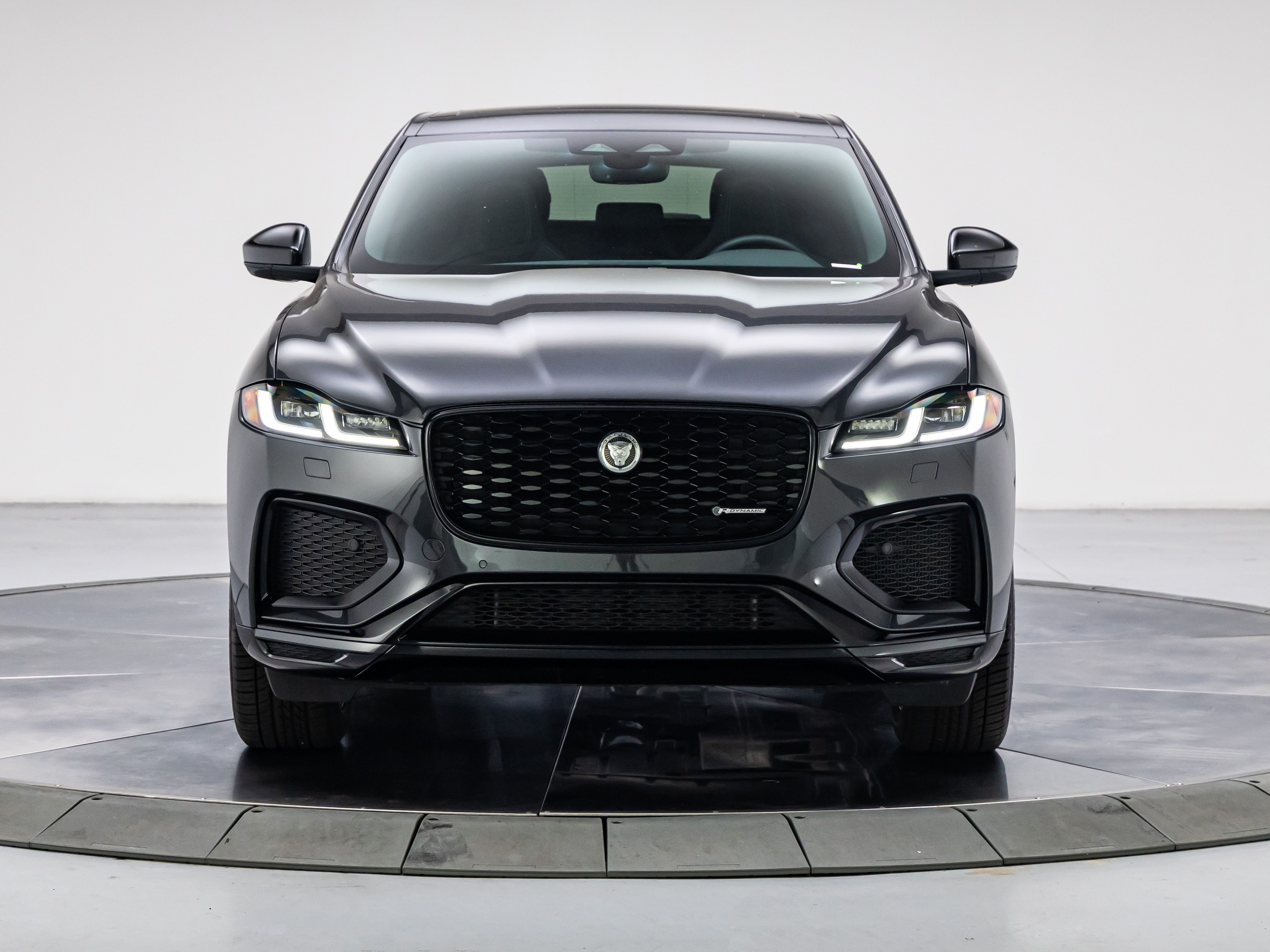 2025 Jaguar F-PACE R-Dynamic S - Photo 8