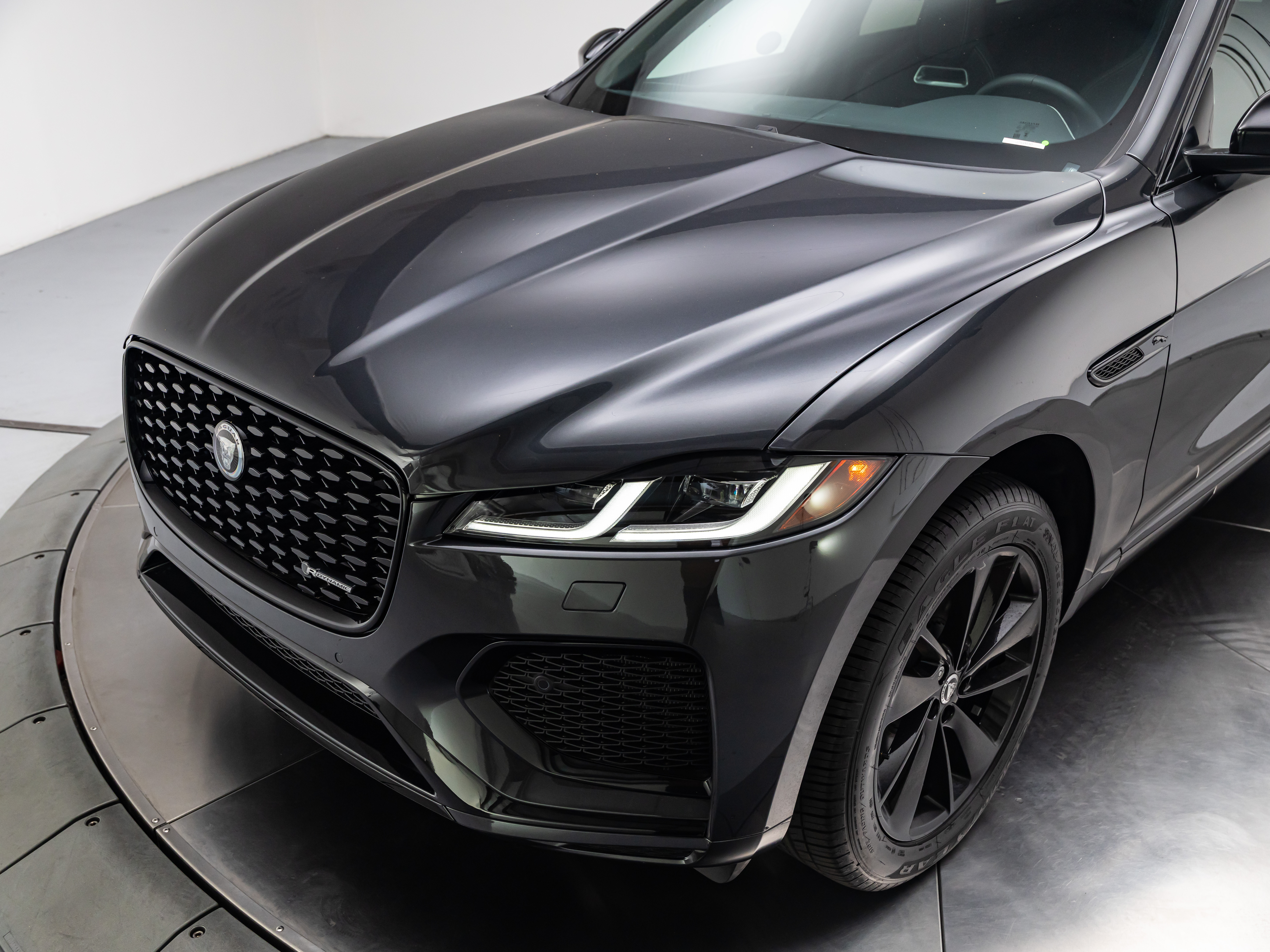 2025 Jaguar F-PACE R-Dynamic S - Photo 9