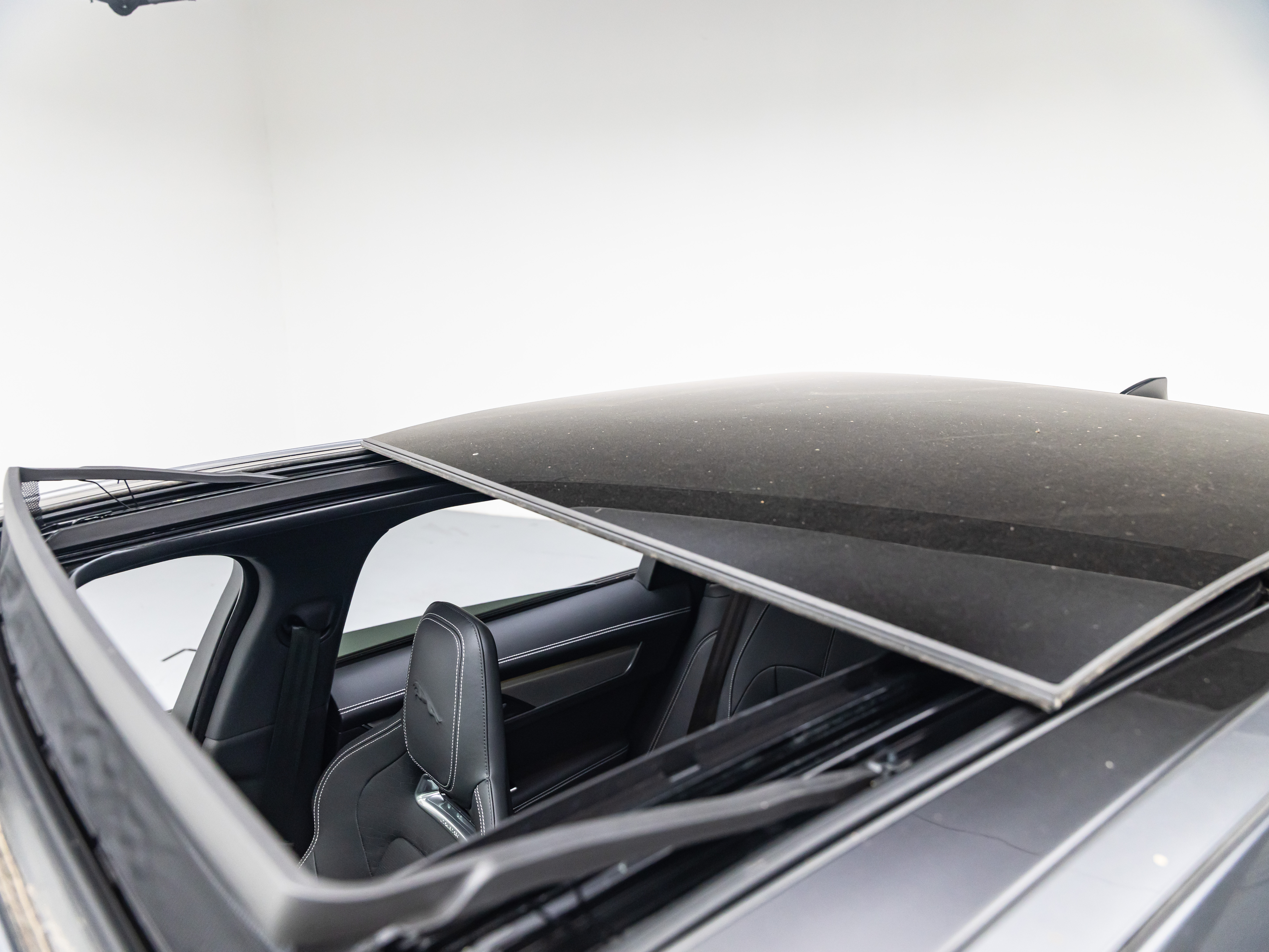 2025 Jaguar F-PACE R-Dynamic S - Photo 14