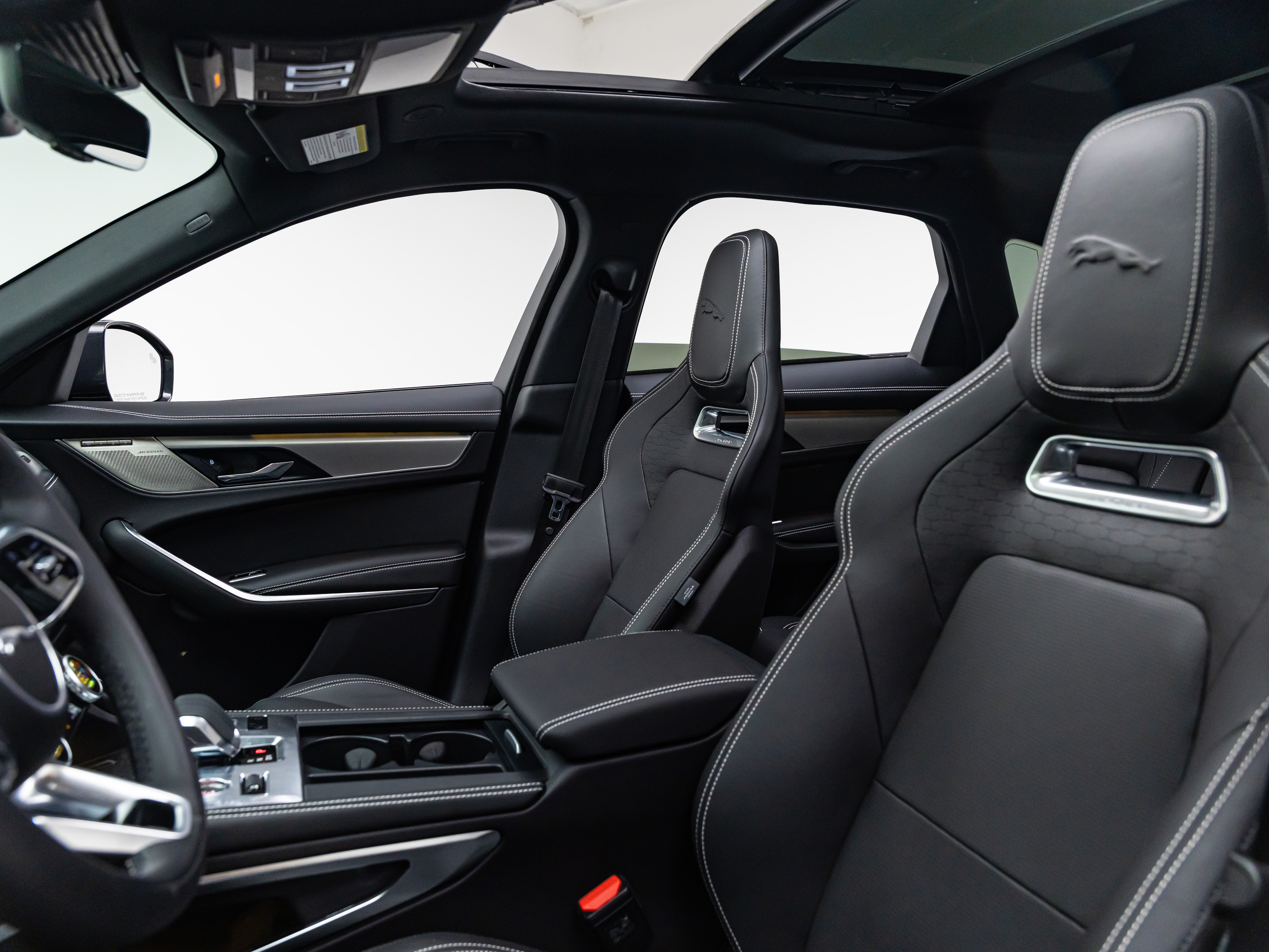 2025 Jaguar F-PACE R-Dynamic S - Photo 15