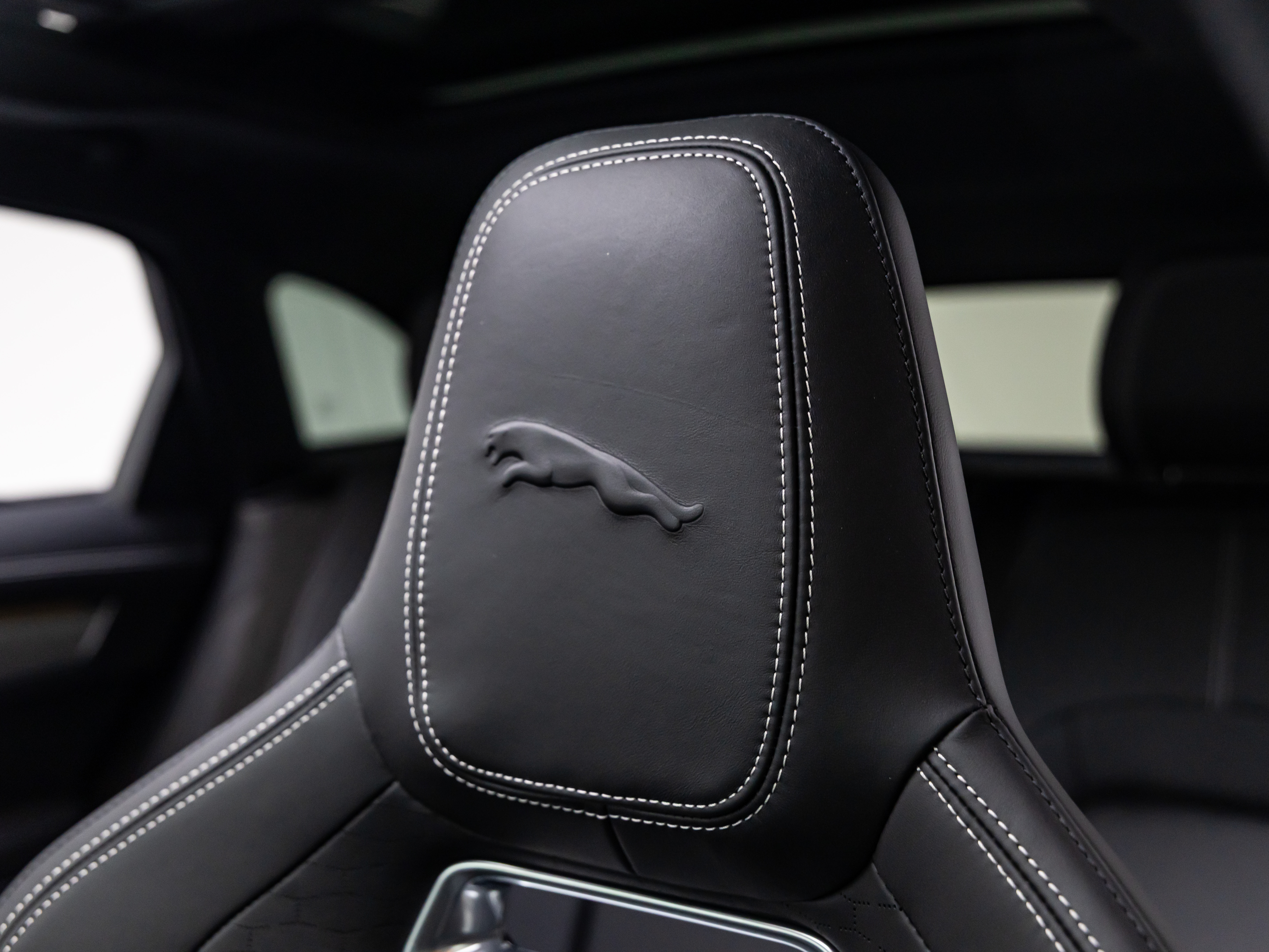 2025 Jaguar F-PACE R-Dynamic S - Photo 16