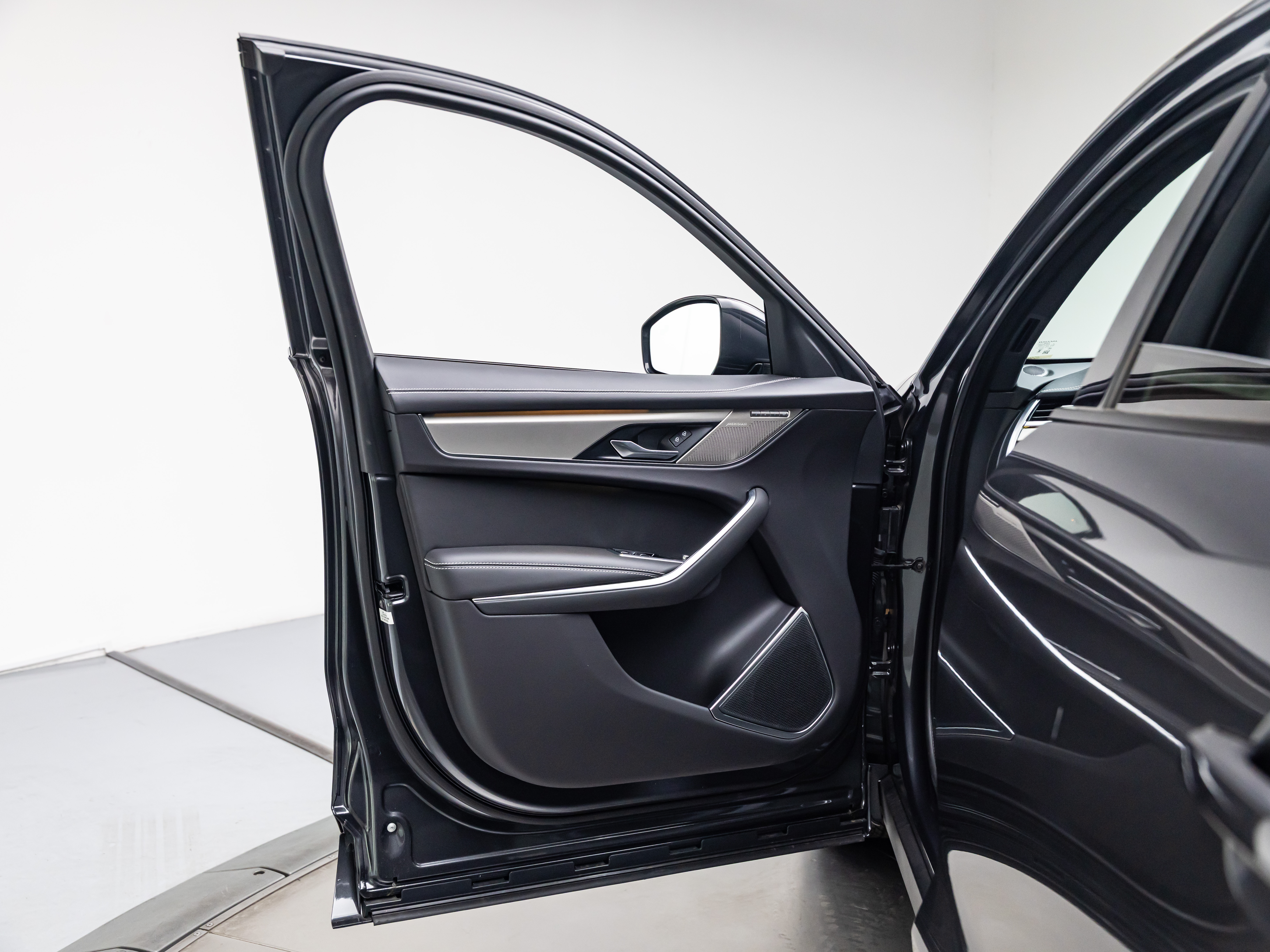 2025 Jaguar F-PACE R-Dynamic S - Photo 24